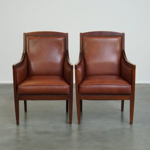 Statige, luxe set van 2 cognac kleurige rundleren Art Deco design fauteuils