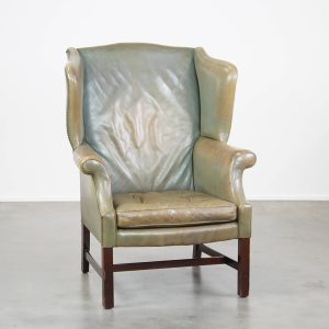 Unieke en karaktervolle groene rundleren oorfauteuil met een mooi patina en correct afgewerkt met siernagels