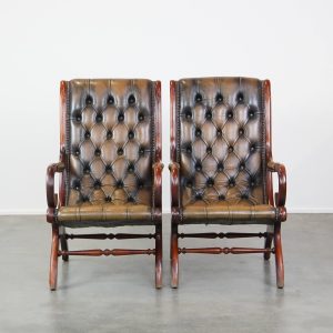 Set van 2 sierlijke en karaktervolle groene vintage rundleren Engelse chesterfield fauteuils gecombineerd met hout