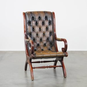 Sierlijke en karaktervolle groene vintage rundleren Engelse chesterfield fauteuil gecombineerd met hout