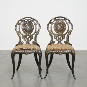 Set van 2 prachtige, unieke, sierlijke antieke 19e eeuwse Engelse Chinoiserie mother of pearl stoeltjes