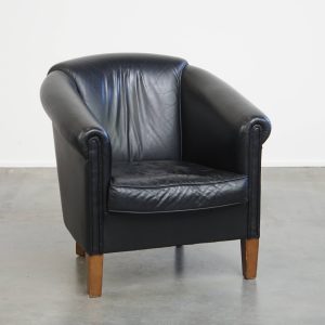 Zwarte rundleren clubfauteuil in Engelse stijl met een geweldig luxe design