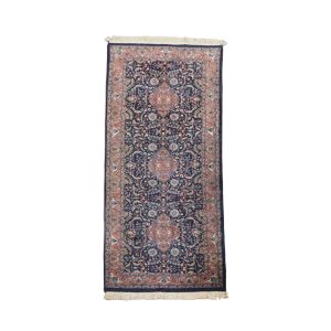 Voornamelijk donkerblauwe oosterse loper van 283x105cm met prachtige kleuren en patronen