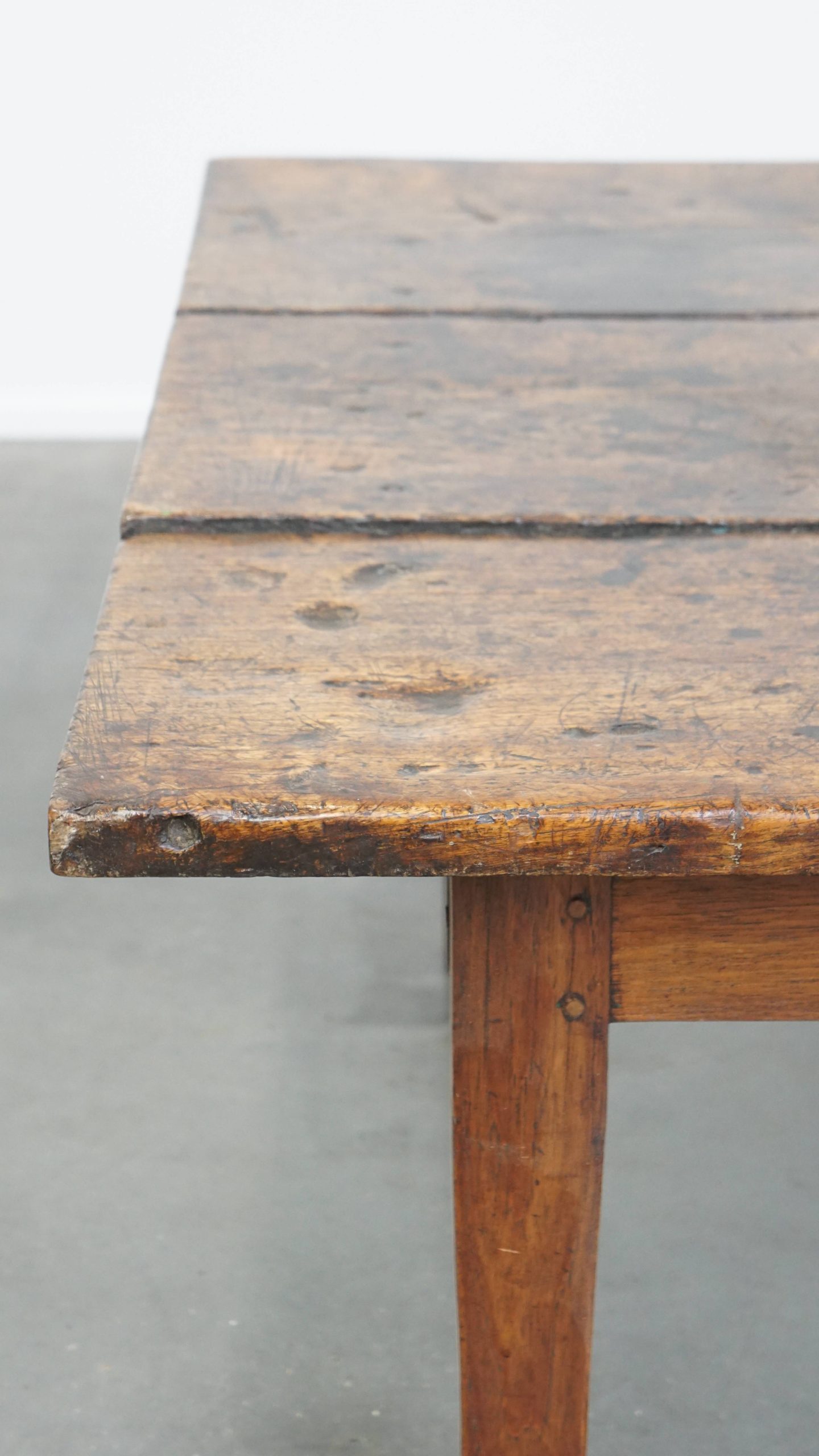 Grote maar elegante antieke salontafel van kastanjehout uit begin 19e eeuw met de mooiste kleuren - Afbeelding 9