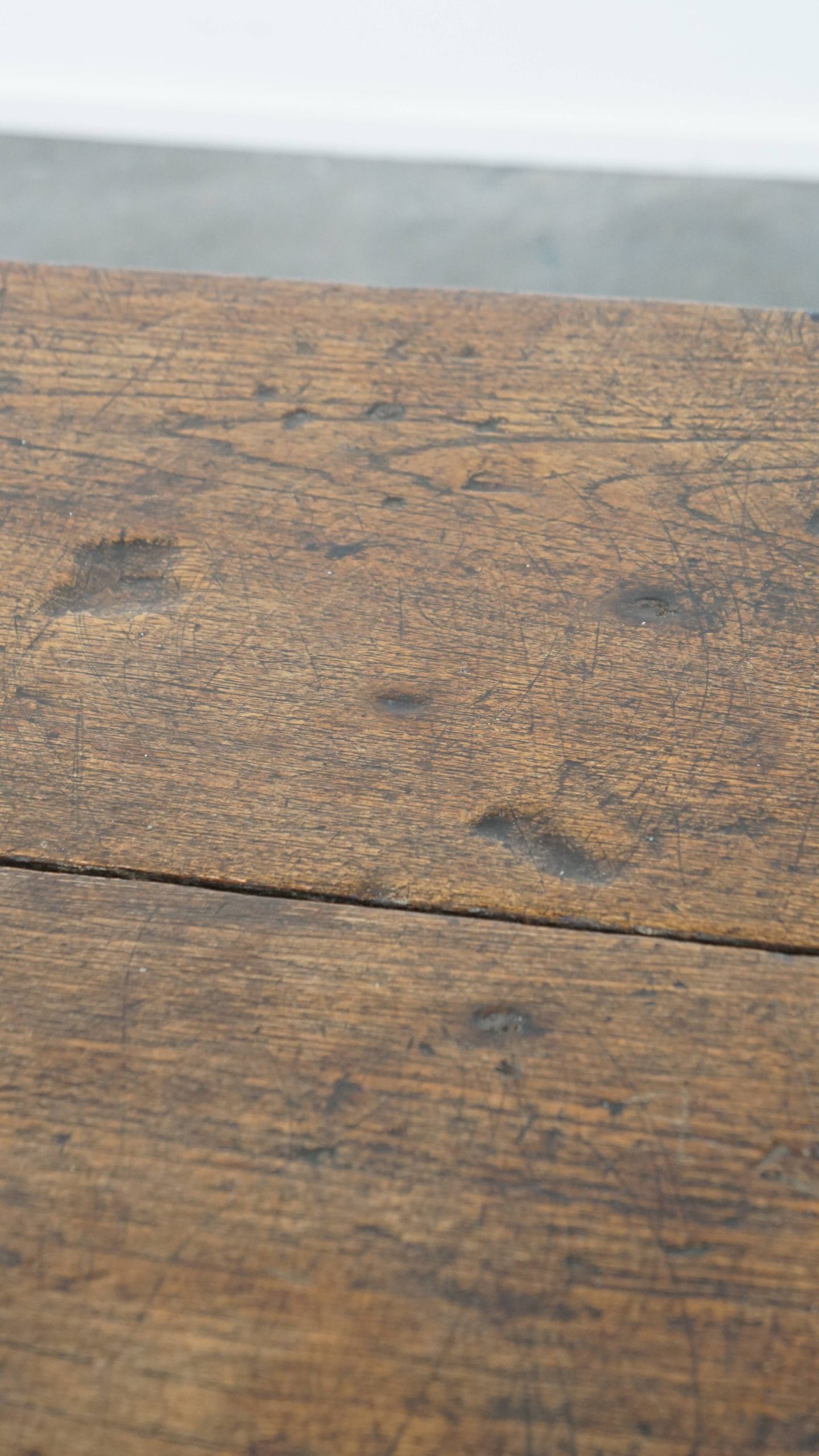 Grote maar elegante antieke salontafel van kastanjehout uit begin 19e eeuw met de mooiste kleuren - Afbeelding 10