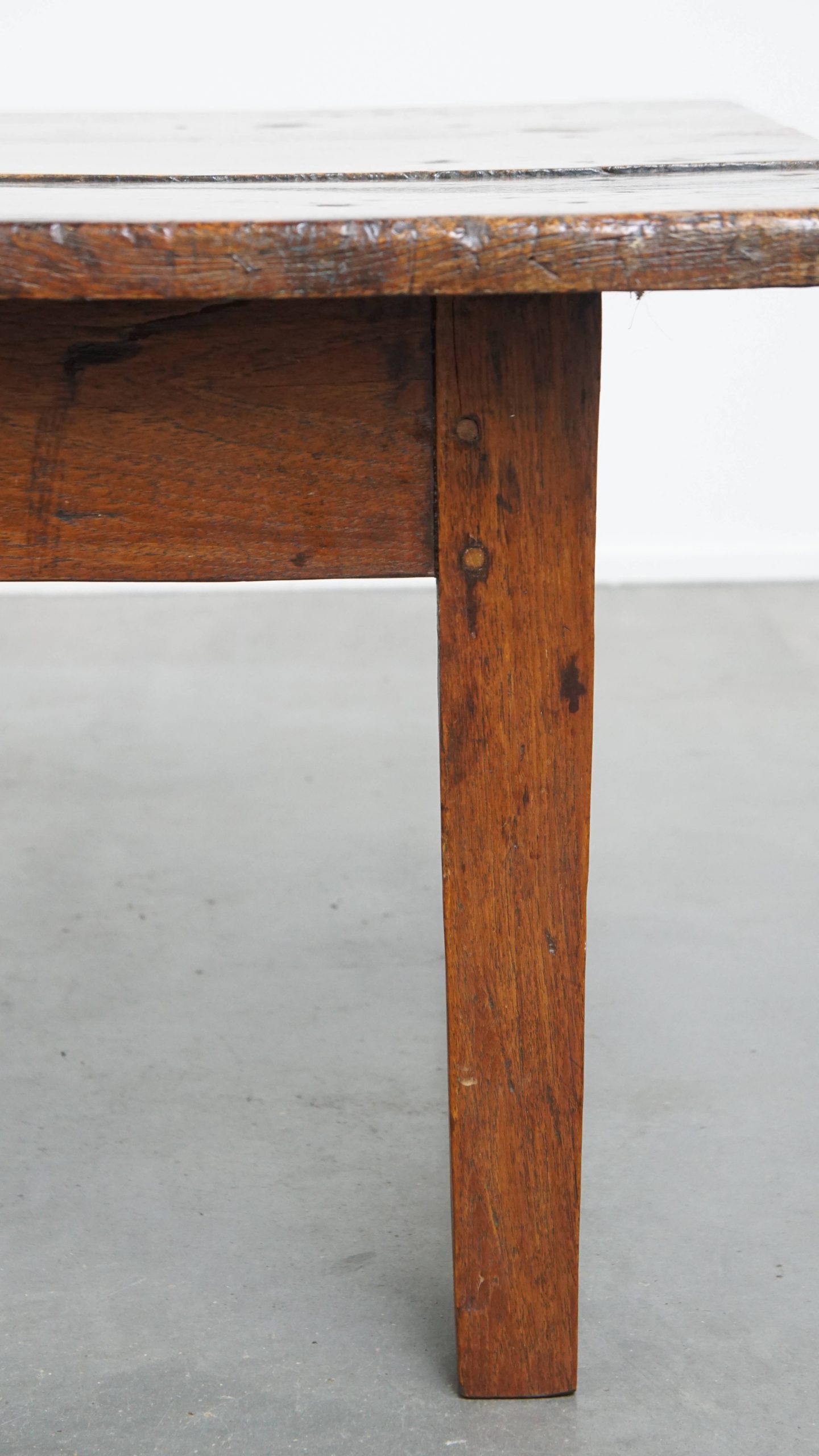 Grote maar elegante antieke salontafel van kastanjehout uit begin 19e eeuw met de mooiste kleuren - Afbeelding 11