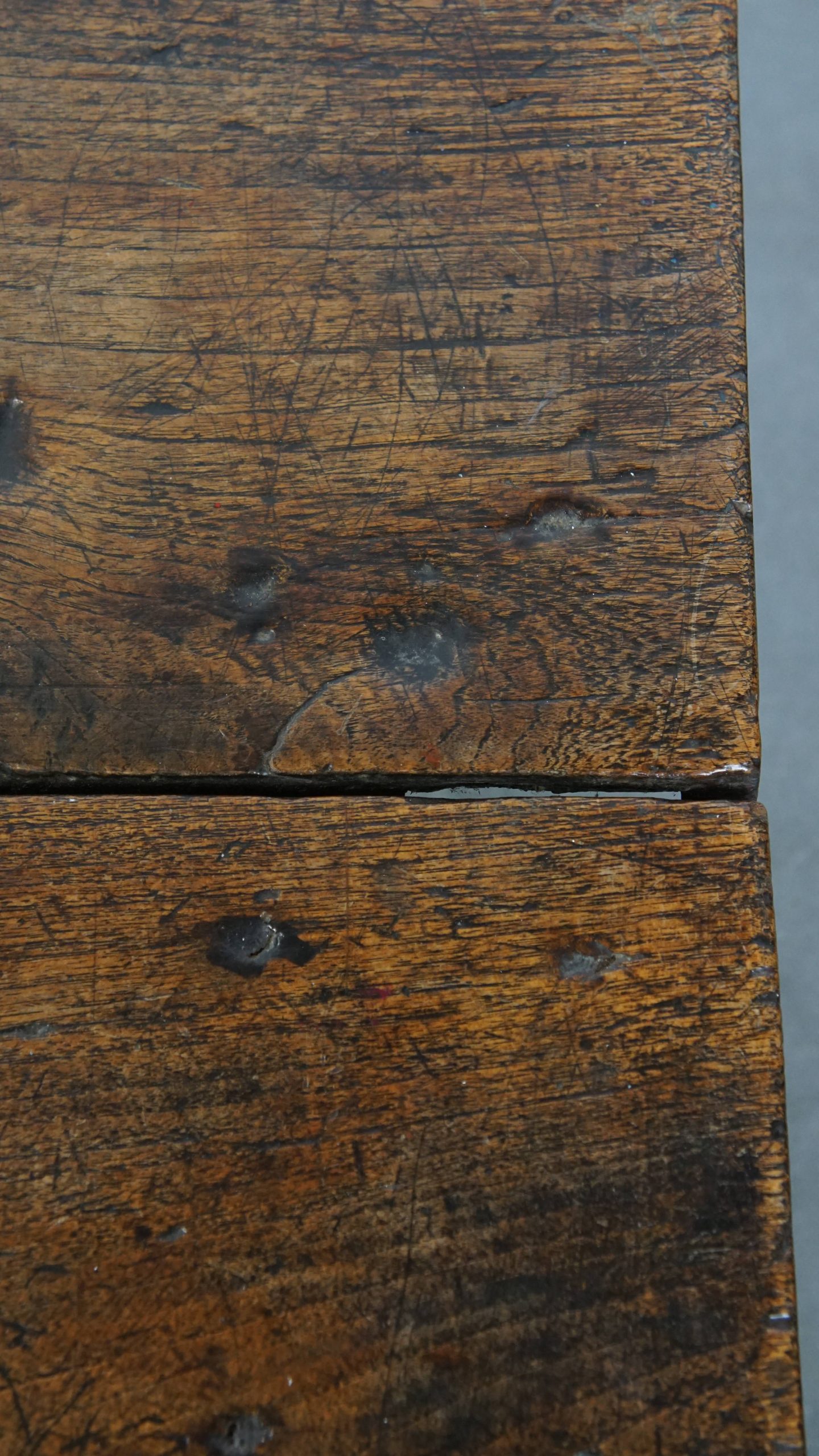 Grote maar elegante antieke salontafel van kastanjehout uit begin 19e eeuw met de mooiste kleuren - Afbeelding 13