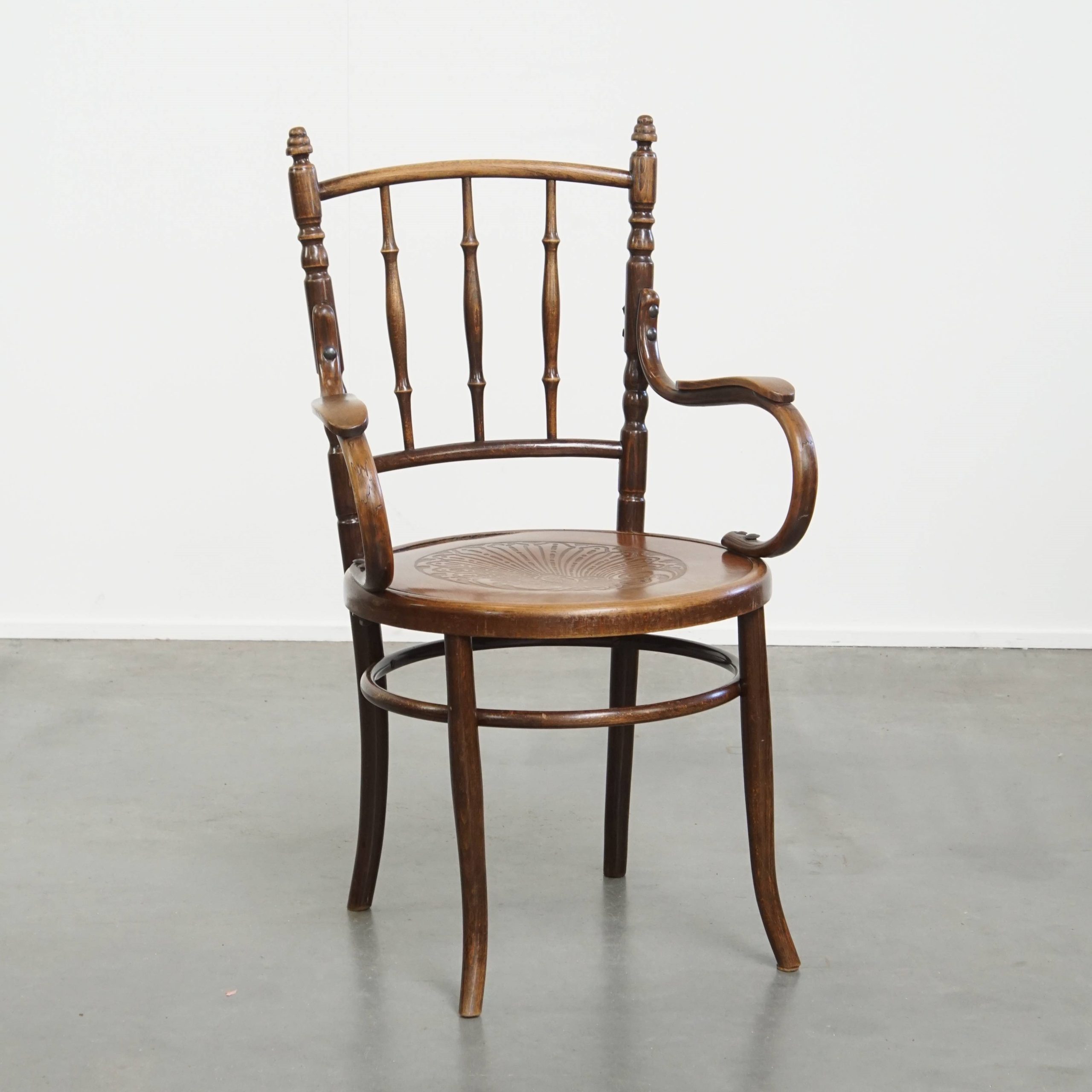 Prachtige antieke houten design stoel van Mundus voor Thonet met armleuningen met prachtig snijwerk
