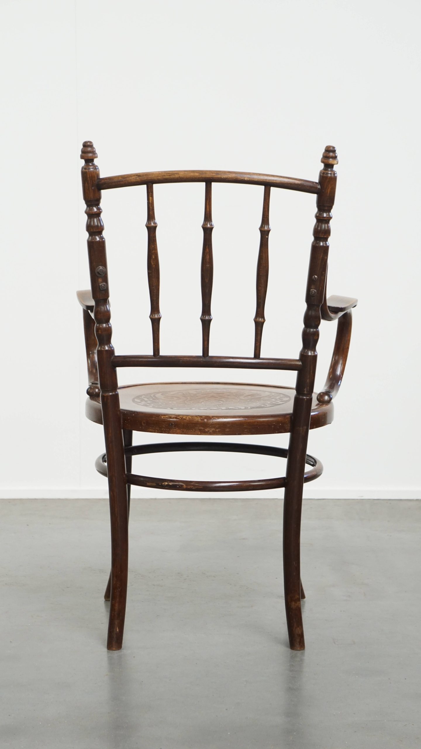 Prachtige antieke houten design stoel van Mundus voor Thonet met armleuningen met prachtig snijwerk - Afbeelding 4