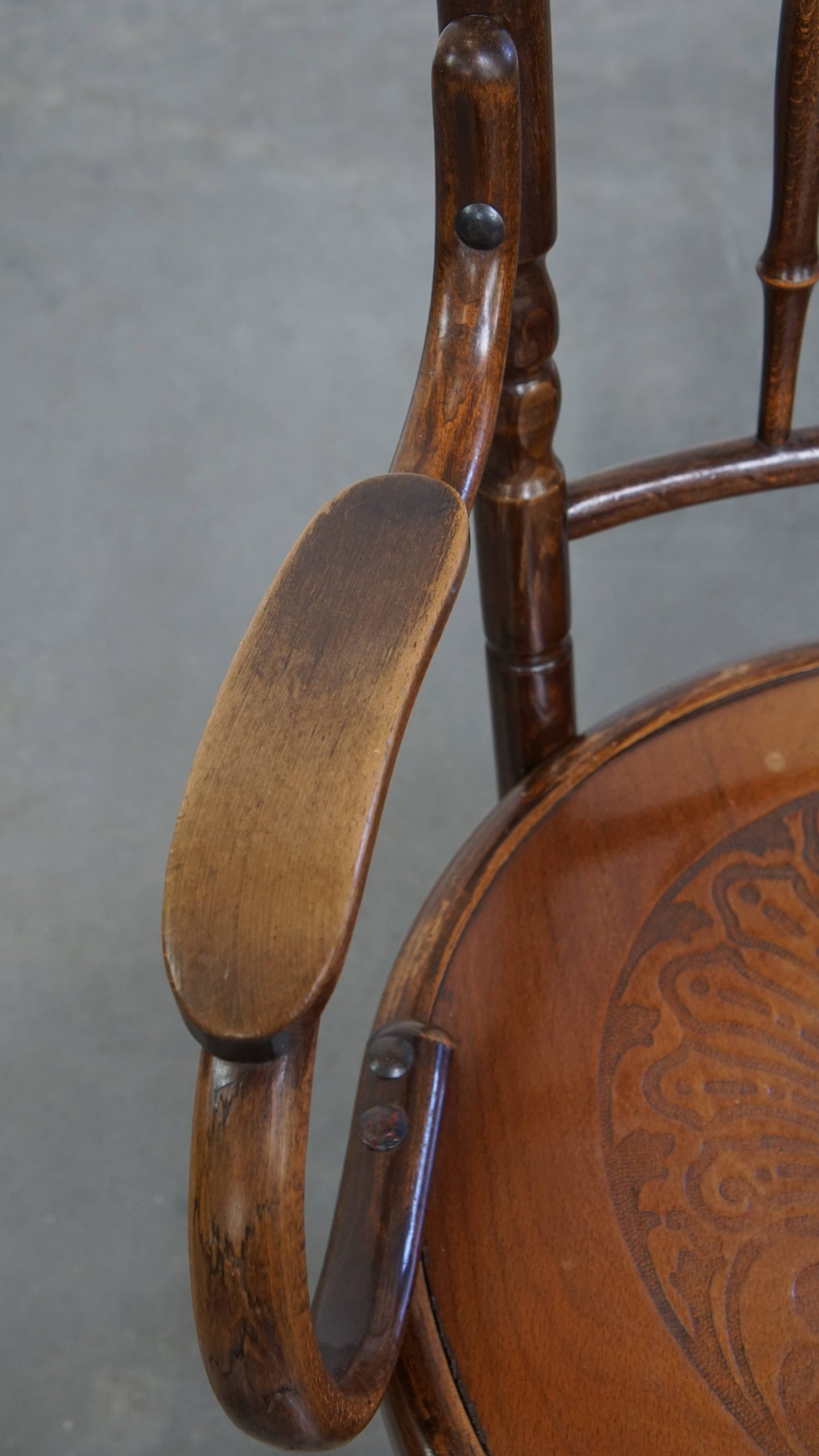 Prachtige antieke houten design stoel van Mundus voor Thonet met armleuningen met prachtig snijwerk - Afbeelding 7