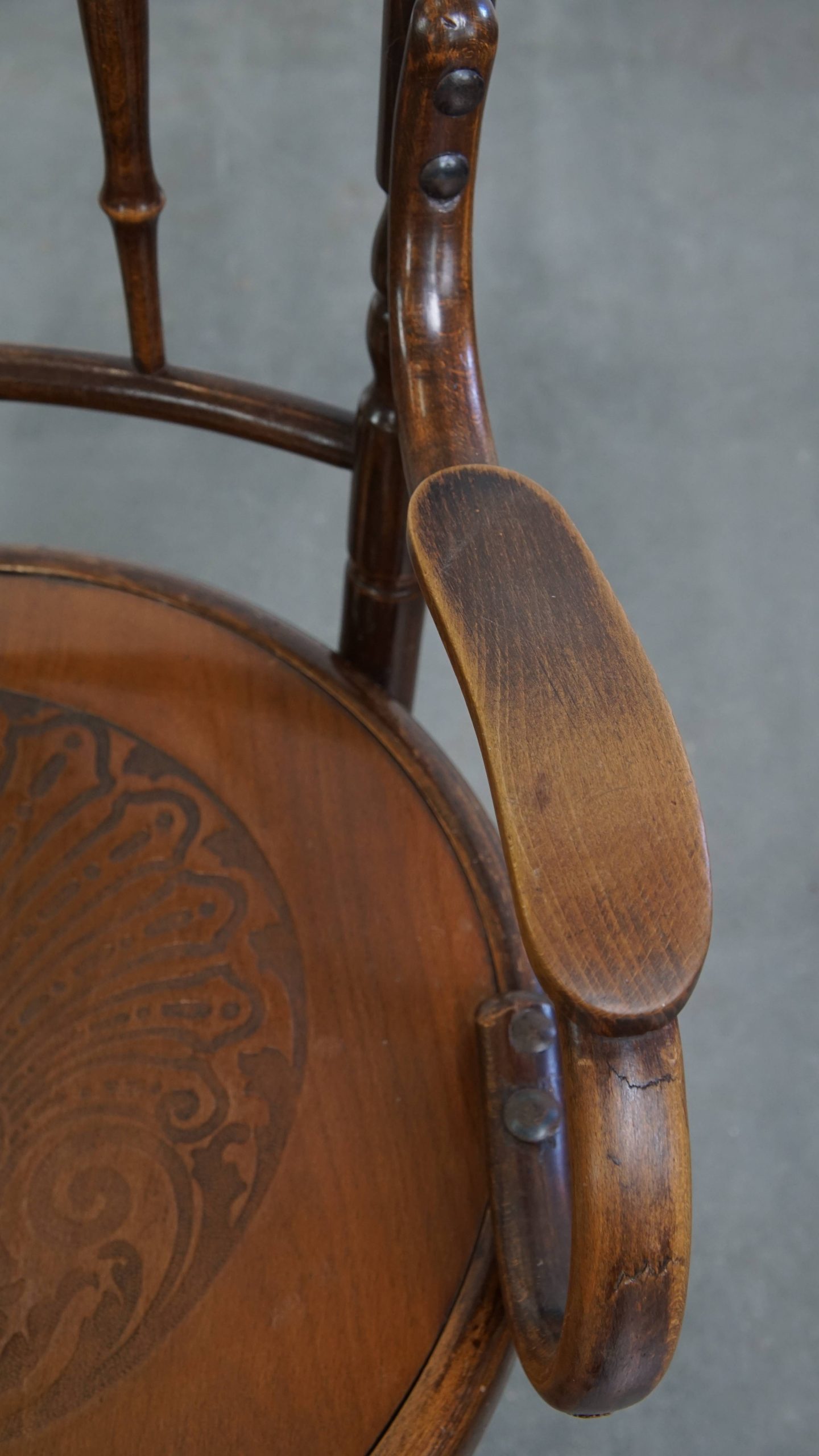 Prachtige antieke houten design stoel van Mundus voor Thonet met armleuningen met prachtig snijwerk - Afbeelding 8