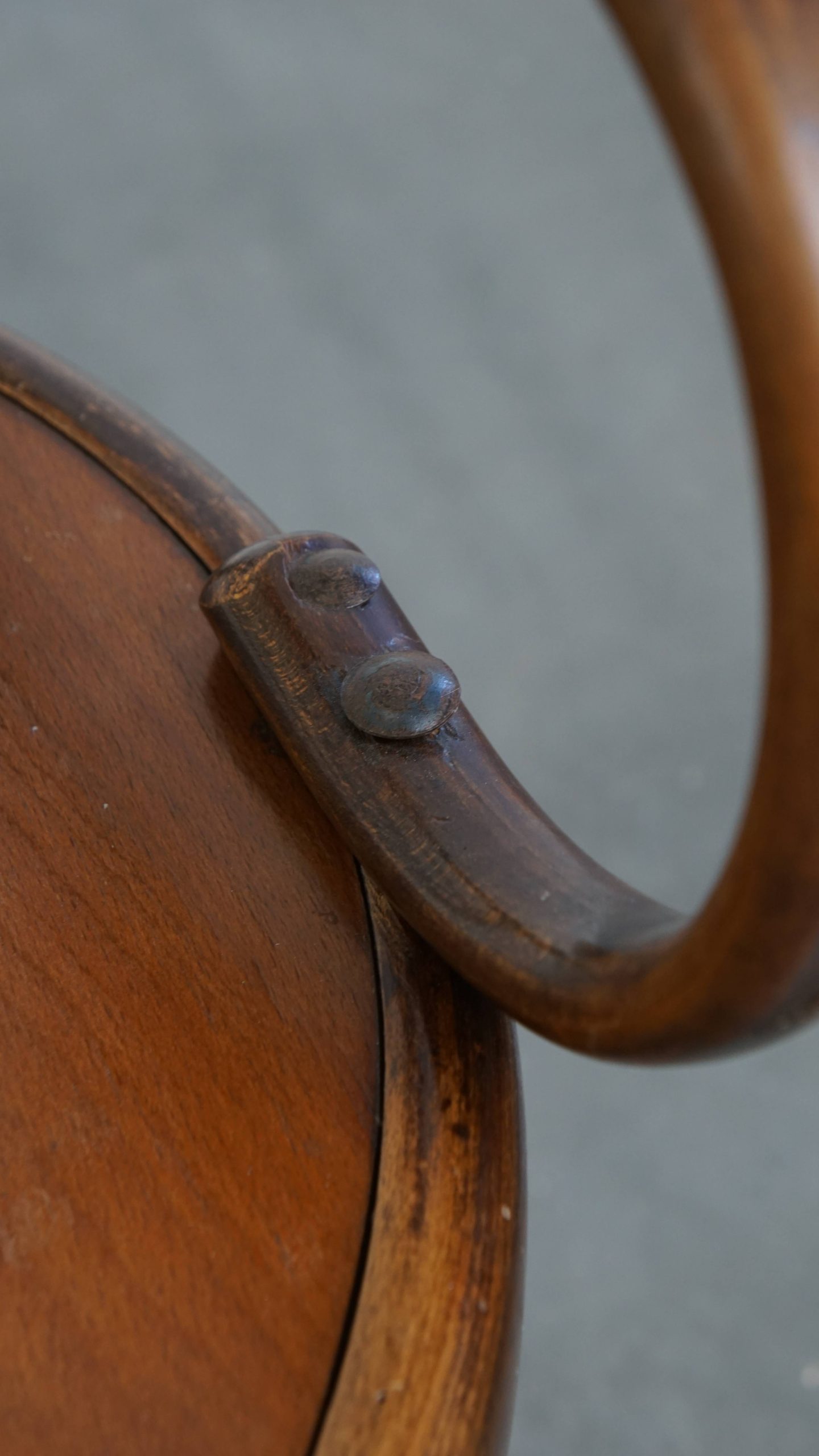 Prachtige antieke houten design stoel van Mundus voor Thonet met armleuningen met prachtig snijwerk - Afbeelding 12