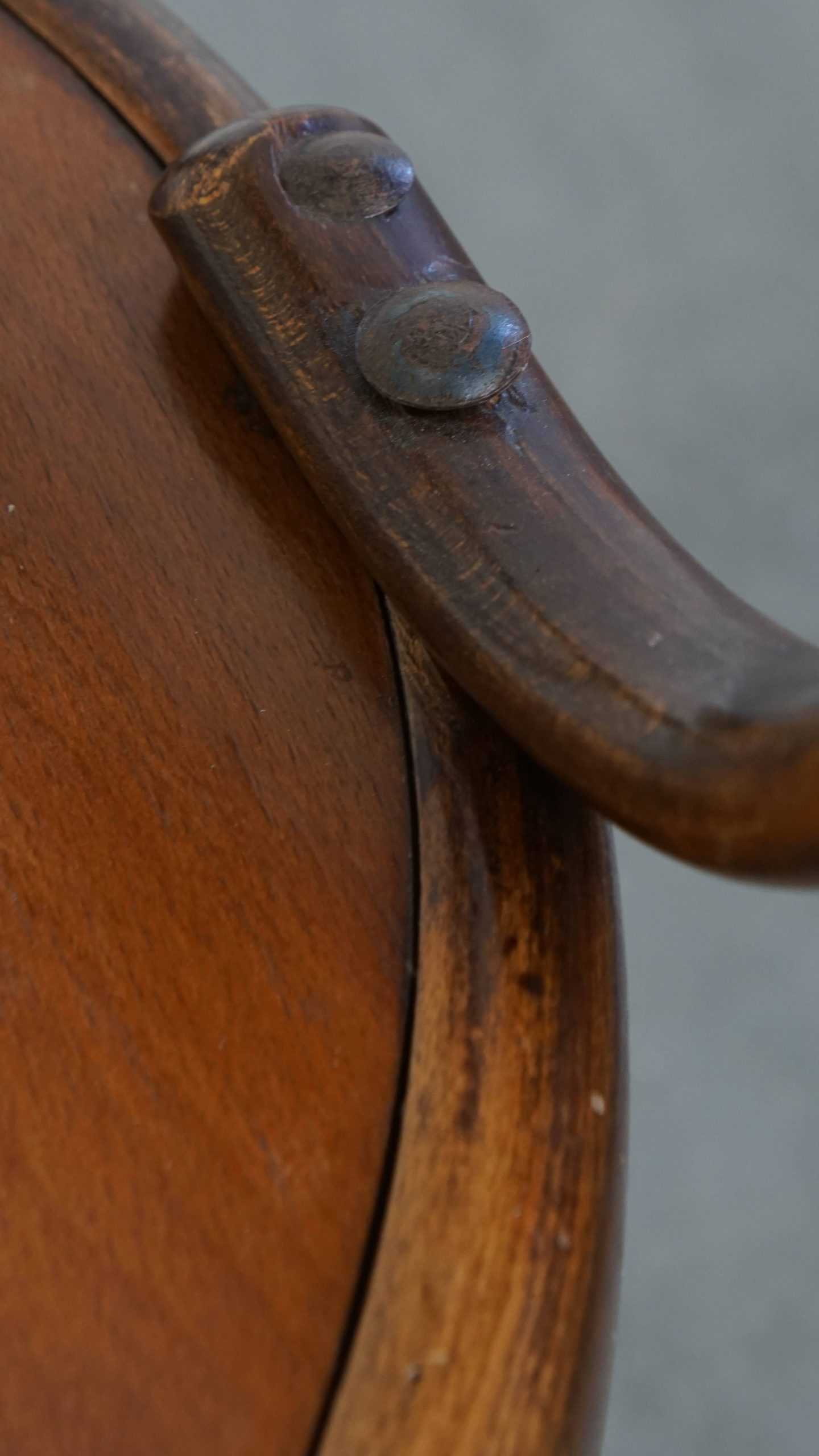 Prachtige antieke houten design stoel van Mundus voor Thonet met armleuningen met prachtig snijwerk - Afbeelding 13