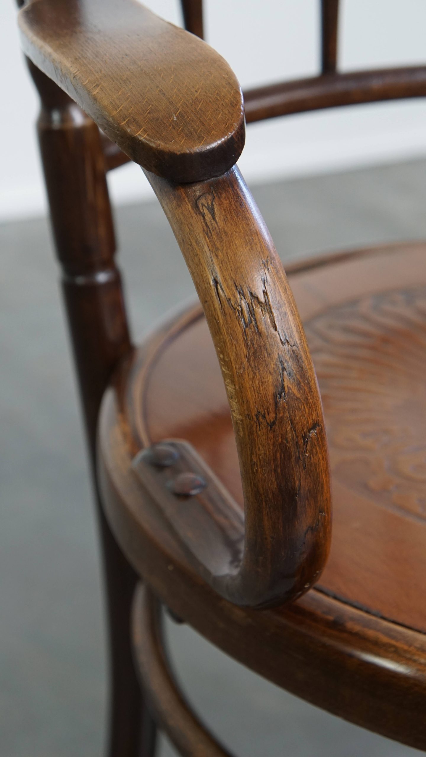 Prachtige antieke houten design stoel van Mundus voor Thonet met armleuningen met prachtig snijwerk - Afbeelding 14