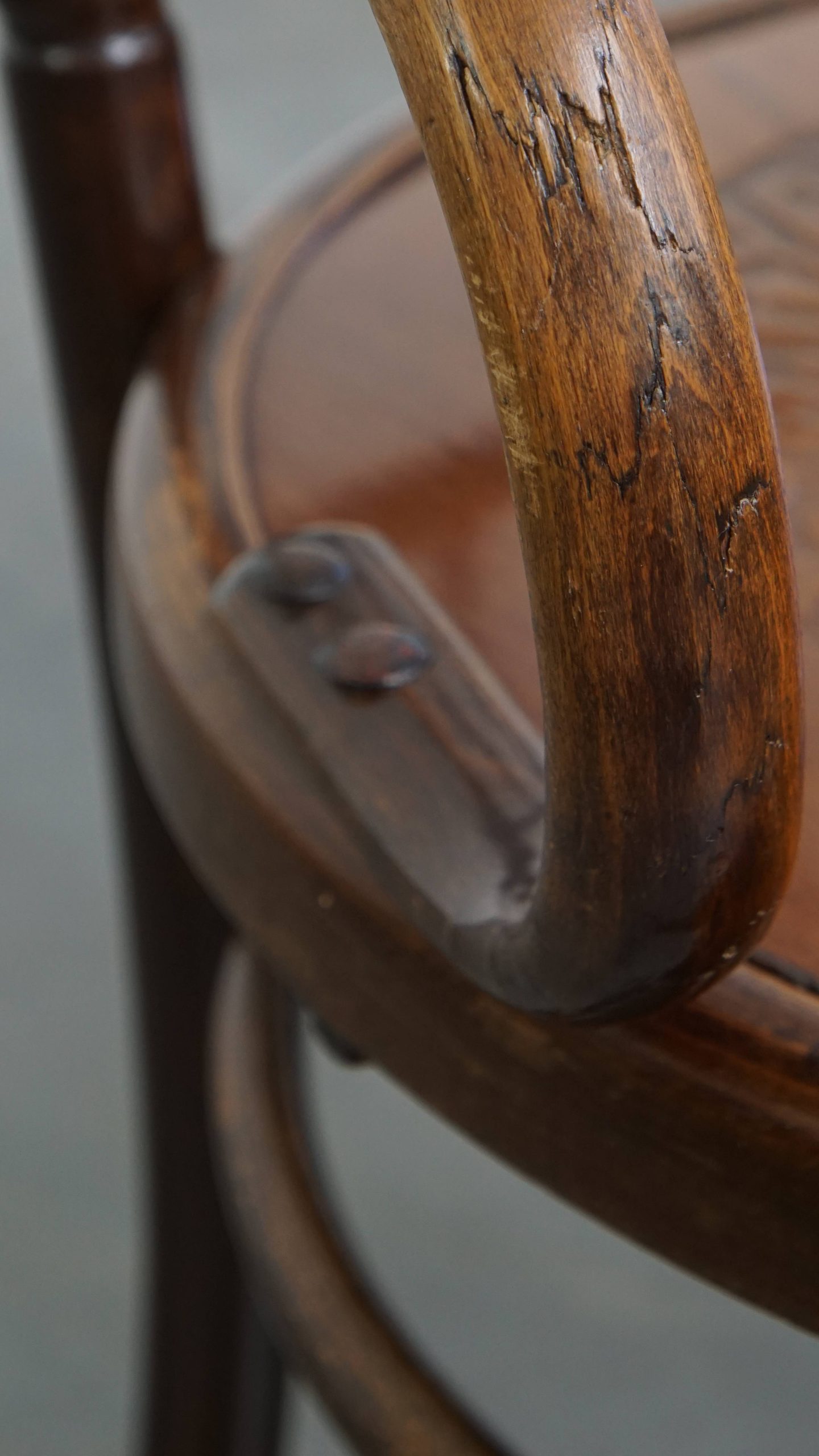 Prachtige antieke houten design stoel van Mundus voor Thonet met armleuningen met prachtig snijwerk - Afbeelding 15