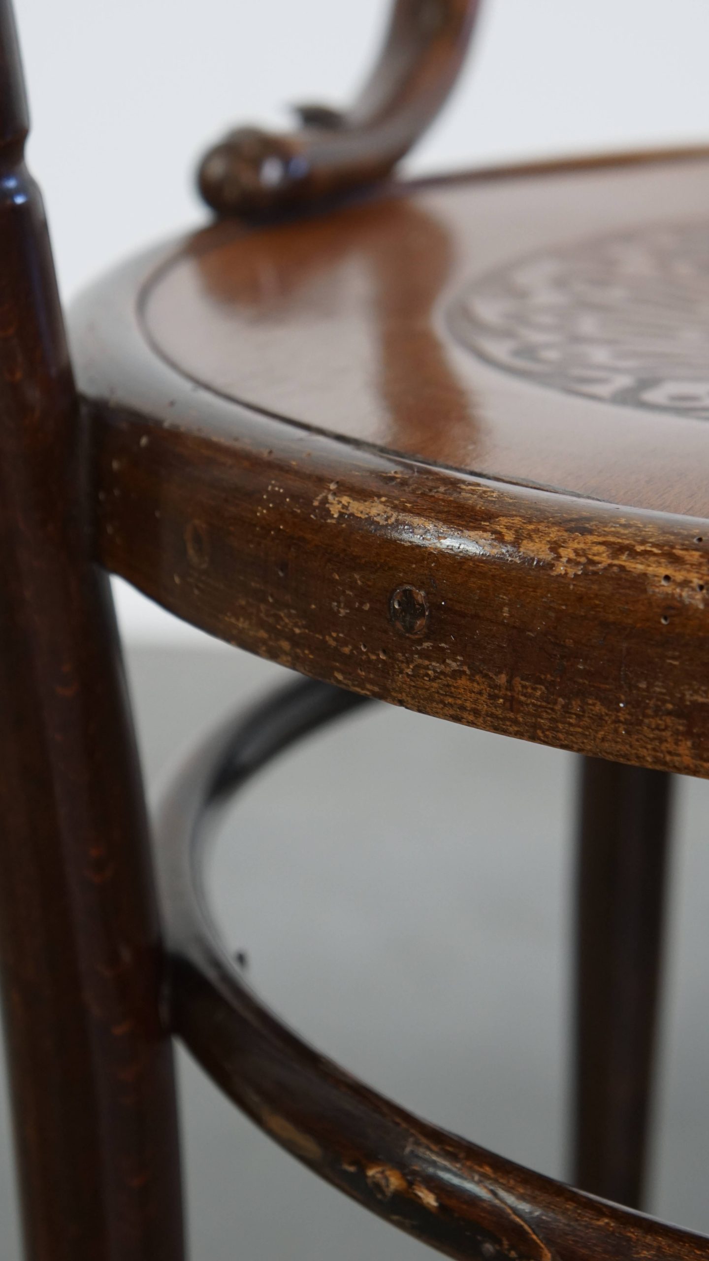 Prachtige antieke houten design stoel van Mundus voor Thonet met armleuningen met prachtig snijwerk - Afbeelding 18
