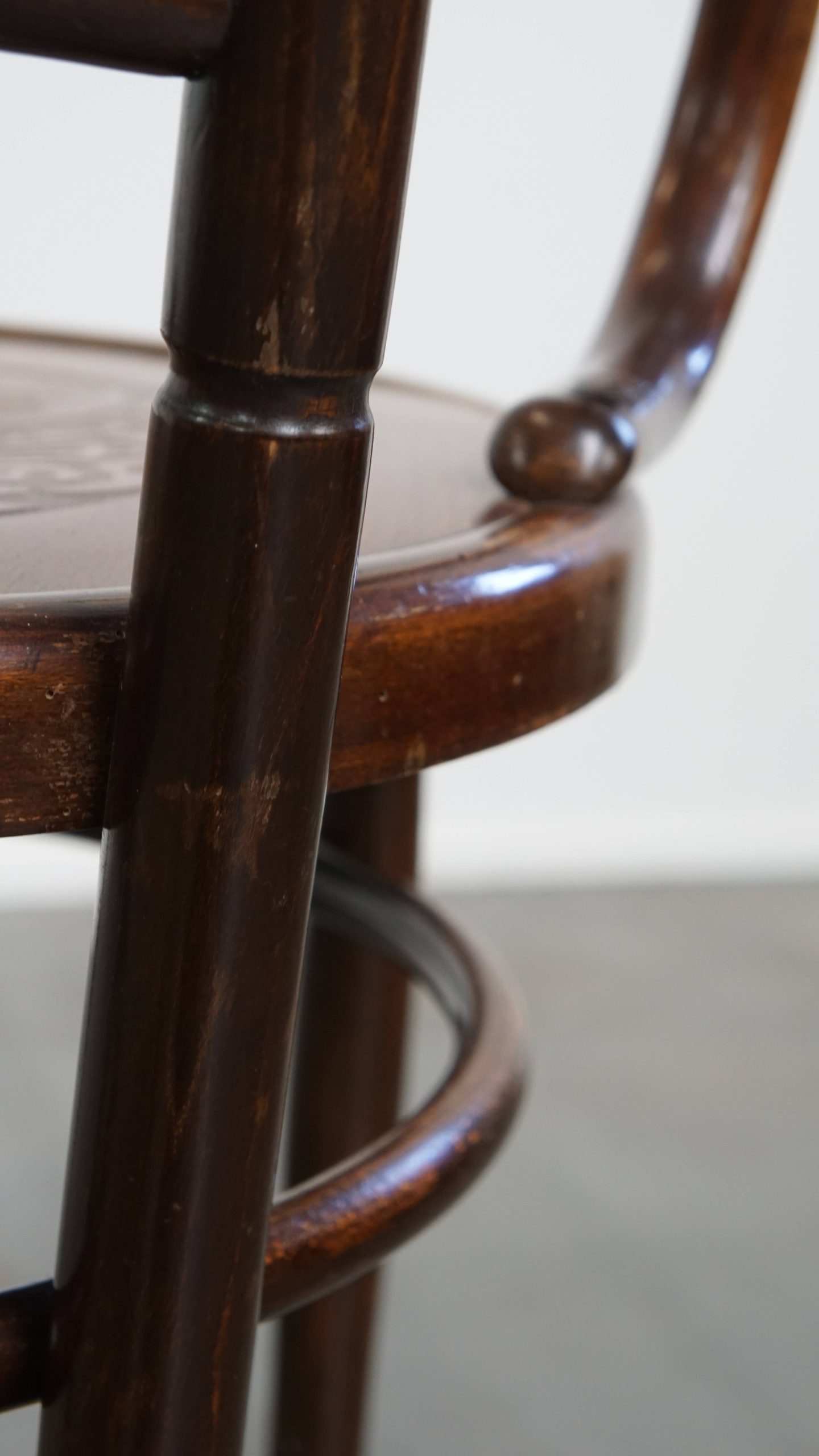 Prachtige antieke houten design stoel van Mundus voor Thonet met armleuningen met prachtig snijwerk - Afbeelding 19