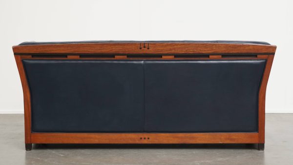 Luxe 2.5-zits Schuitema Art Deco design bank met mooi houtwerk en donkerblauw rundleer - Afbeelding 3