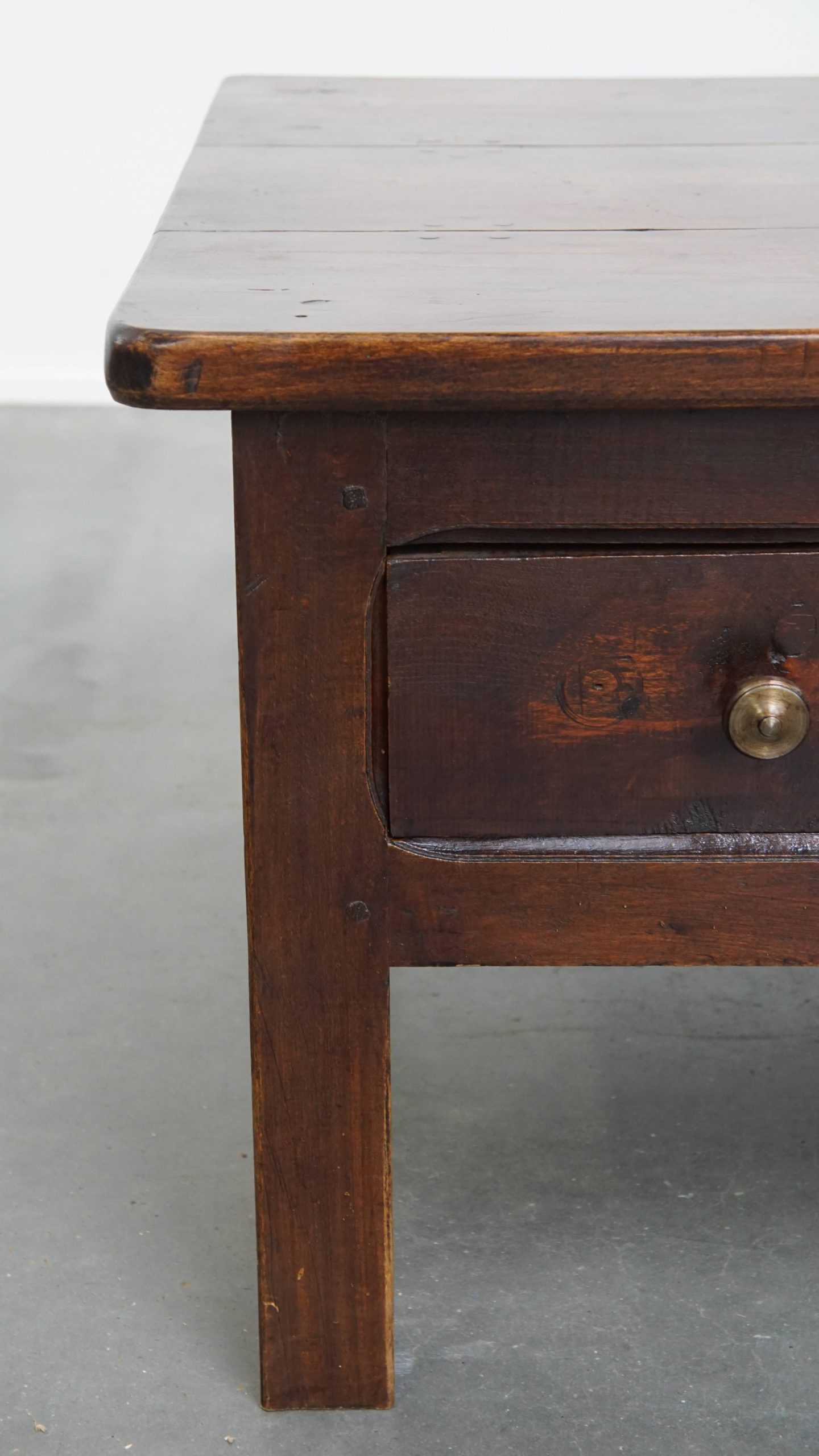 Prachtige en unieke antieke Franse salontafel van vruchtenbomenhout met 5 lades en een mooi patina - Afbeelding 7