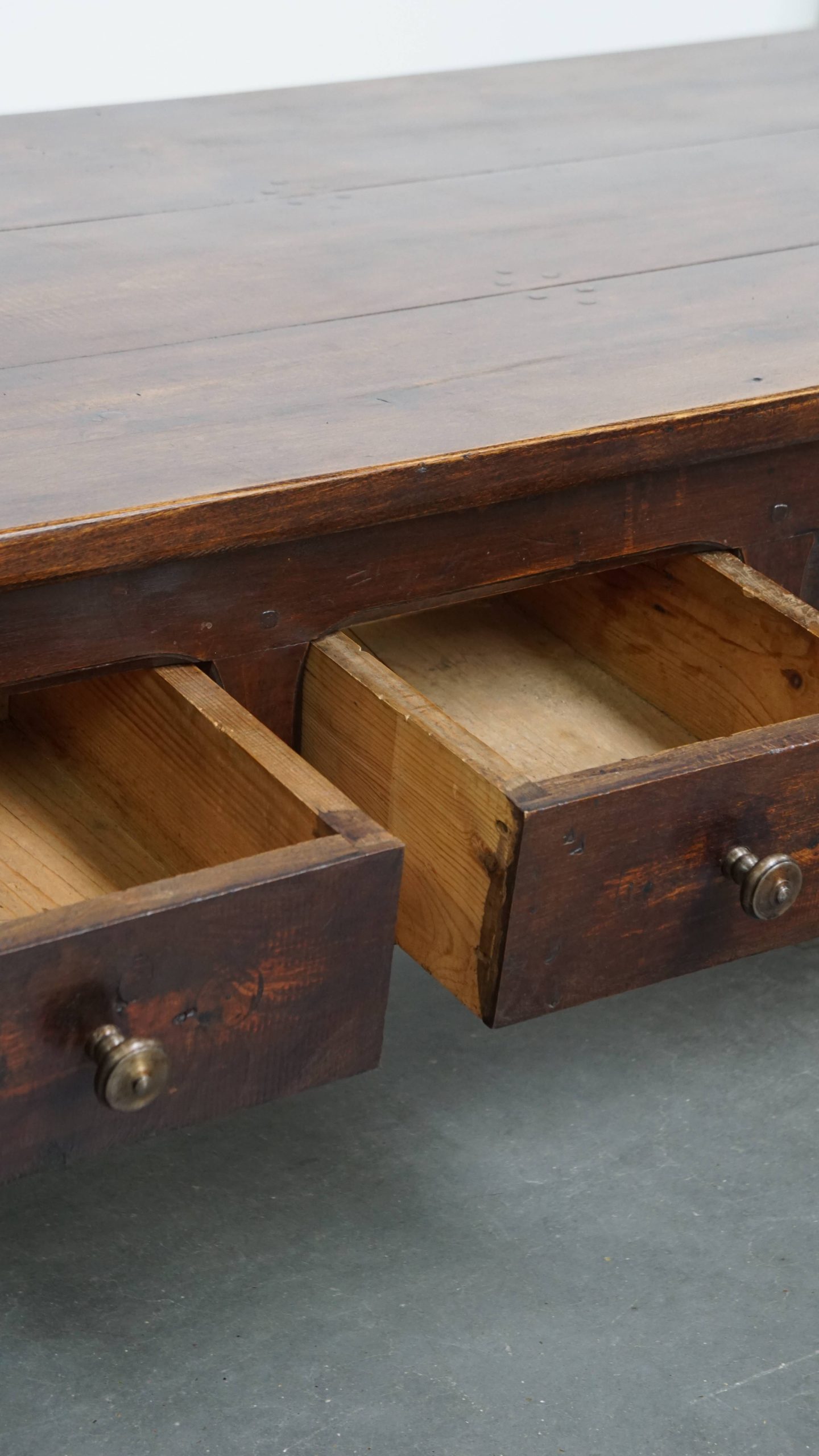 Prachtige en unieke antieke Franse salontafel van vruchtenbomenhout met 5 lades en een mooi patina - Afbeelding 8