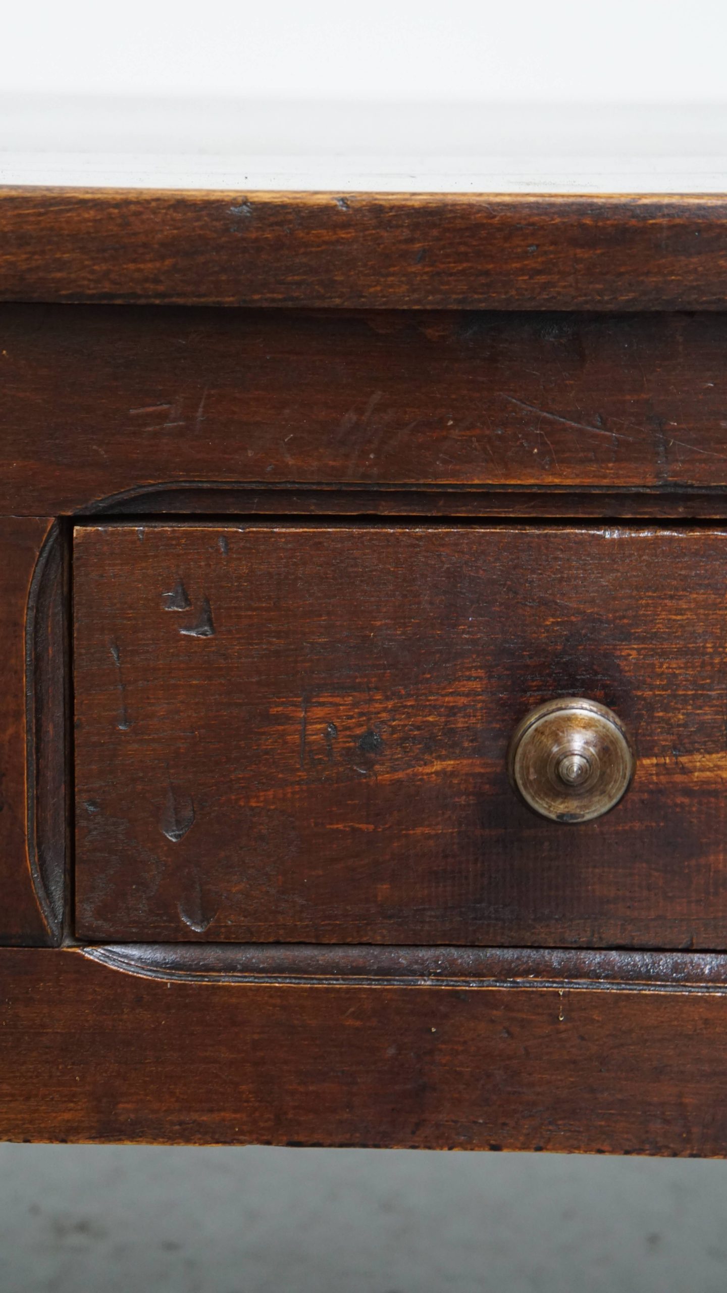 Prachtige en unieke antieke Franse salontafel van vruchtenbomenhout met 5 lades en een mooi patina - Afbeelding 9