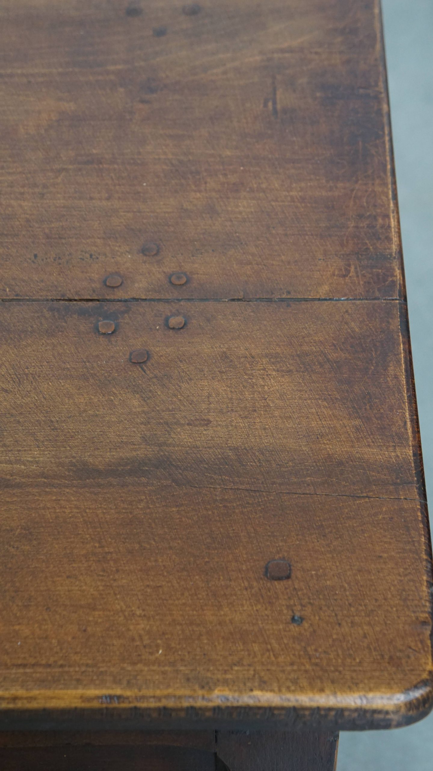 Prachtige en unieke antieke Franse salontafel van vruchtenbomenhout met 5 lades en een mooi patina - Afbeelding 10