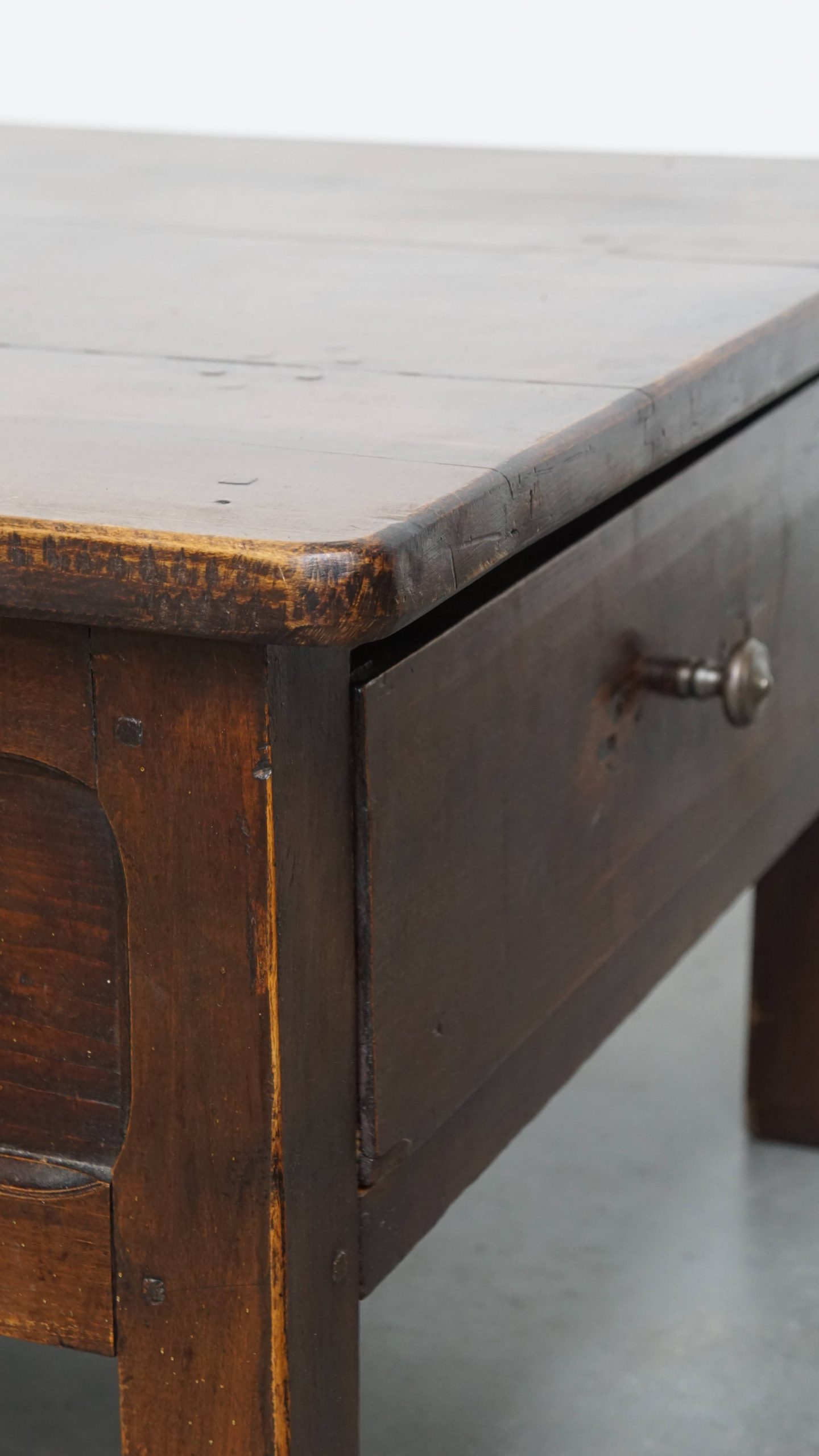 Prachtige en unieke antieke Franse salontafel van vruchtenbomenhout met 5 lades en een mooi patina - Afbeelding 11