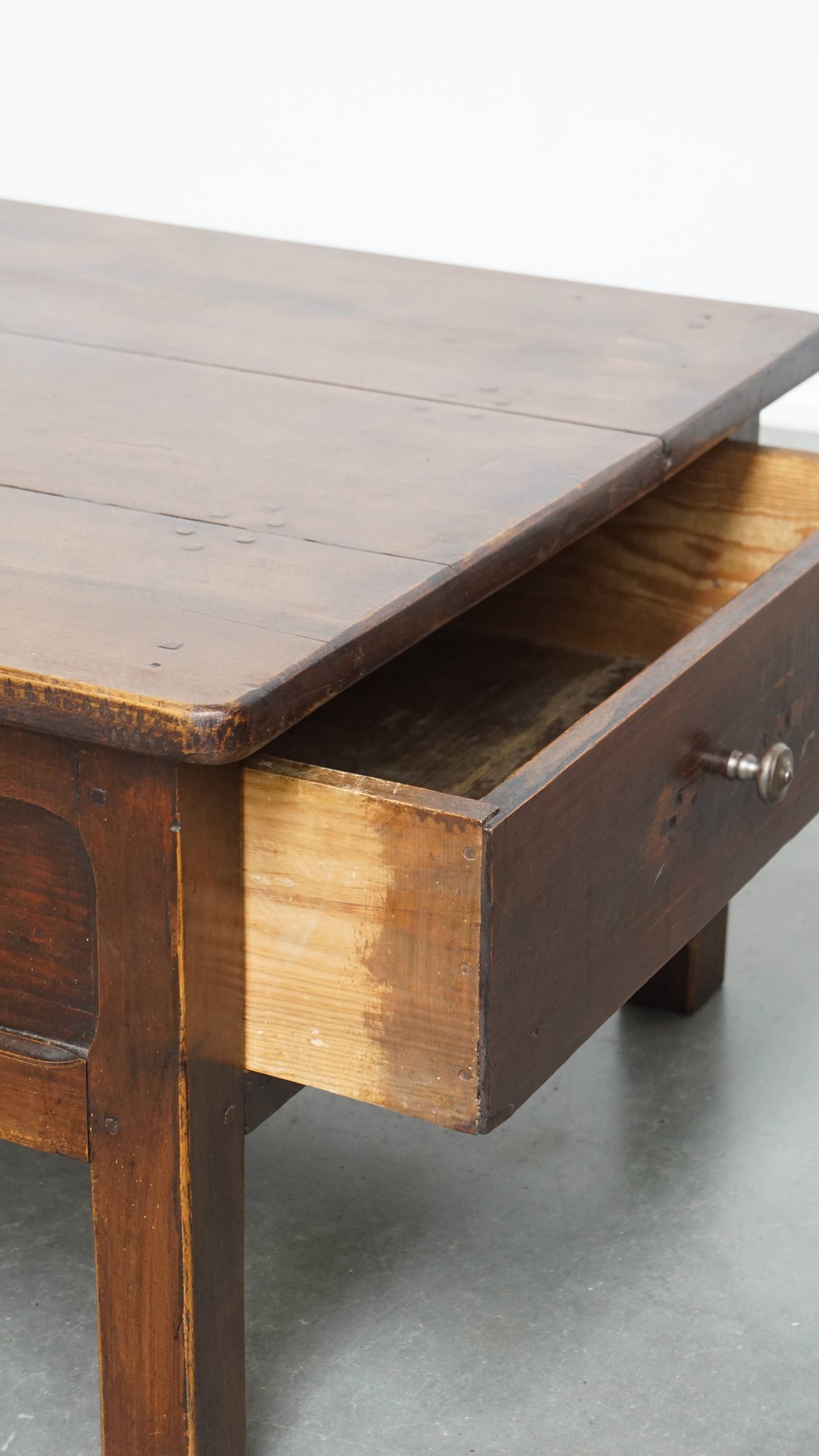 Prachtige en unieke antieke Franse salontafel van vruchtenbomenhout met 5 lades en een mooi patina - Afbeelding 12