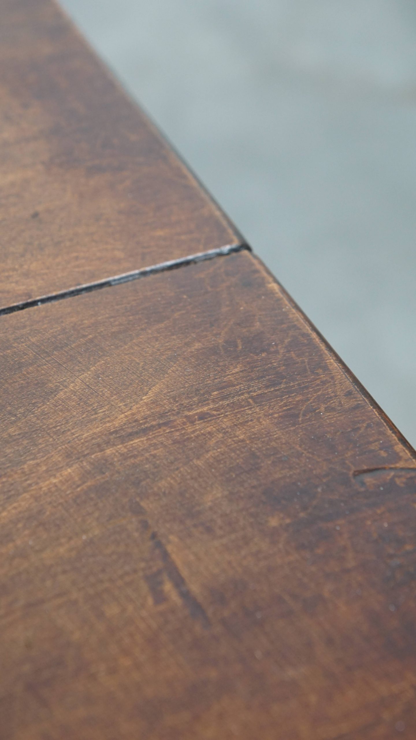 Prachtige en unieke antieke Franse salontafel van vruchtenbomenhout met 5 lades en een mooi patina - Afbeelding 13