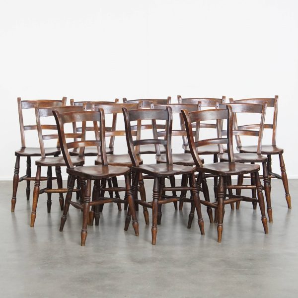 Tijdloze elegante set van 12 antieke Engelse Oxford eetkamer/ keuken stoelen met een warme kleurstelling