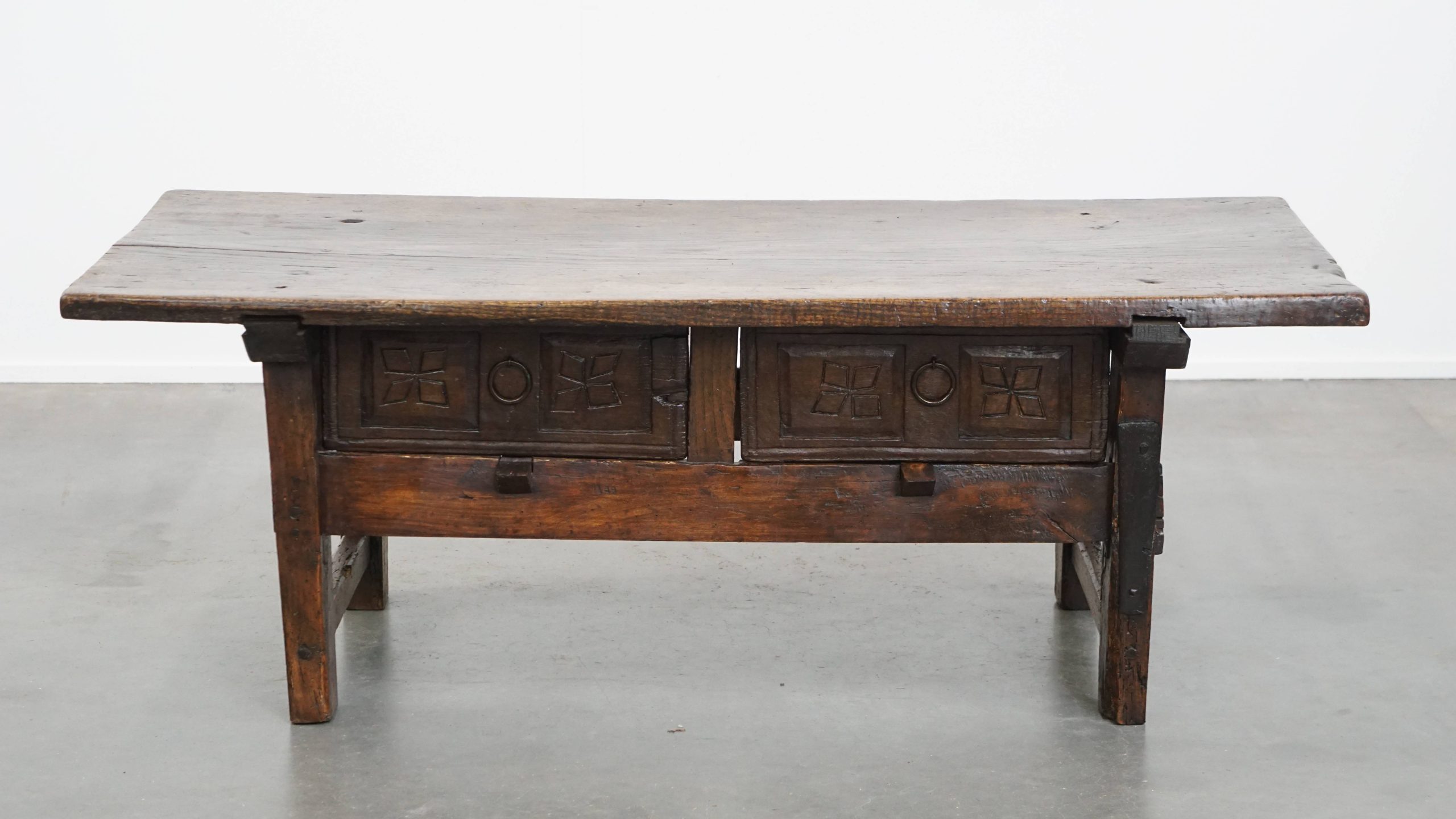 Robuuste en karaktervolle antieke Spaanse salontafel uit de 17e eeuw met twee lades en een prachtig massief blad - Afbeelding 2
