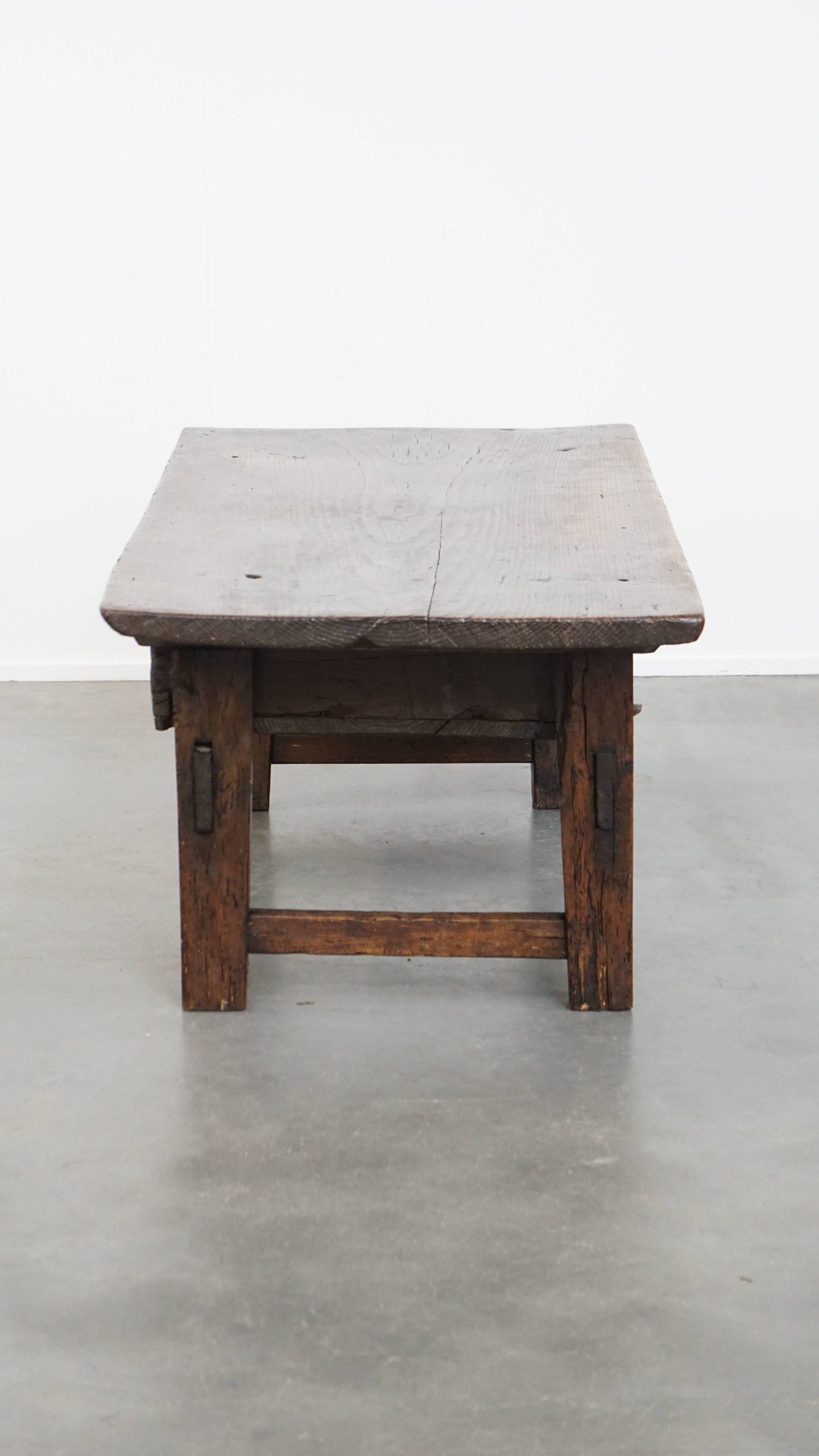 Robuuste en karaktervolle antieke Spaanse salontafel uit de 17e eeuw met twee lades en een prachtig massief blad - Afbeelding 3