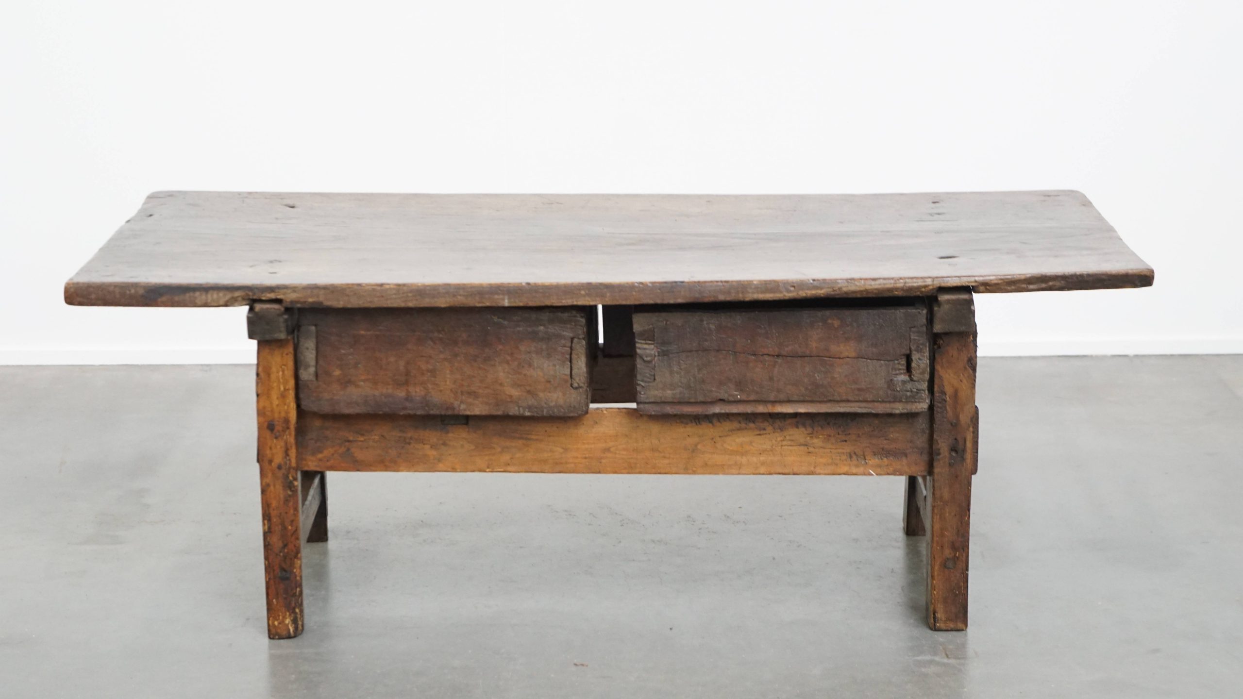 Robuuste en karaktervolle antieke Spaanse salontafel uit de 17e eeuw met twee lades en een prachtig massief blad - Afbeelding 4