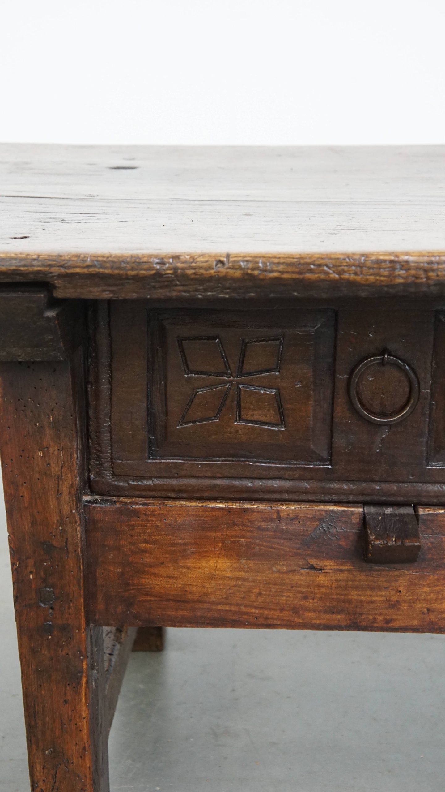 Robuuste en karaktervolle antieke Spaanse salontafel uit de 17e eeuw met twee lades en een prachtig massief blad - Afbeelding 7