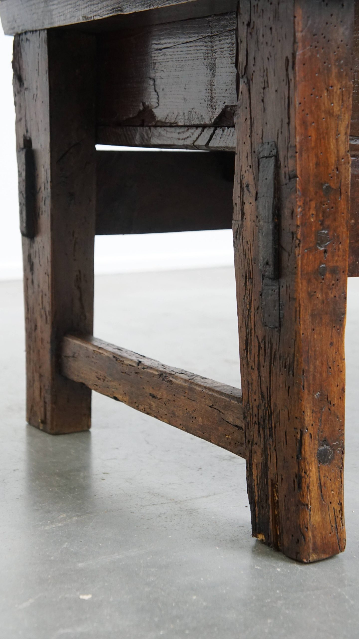 Robuuste en karaktervolle antieke Spaanse salontafel uit de 17e eeuw met twee lades en een prachtig massief blad - Afbeelding 10