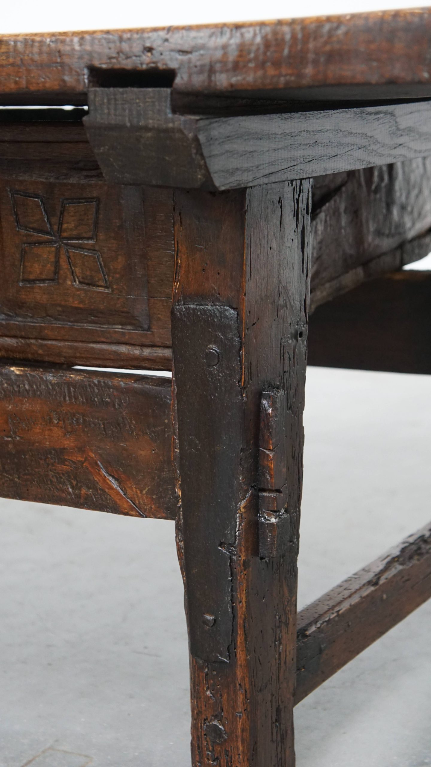Robuuste en karaktervolle antieke Spaanse salontafel uit de 17e eeuw met twee lades en een prachtig massief blad - Afbeelding 11