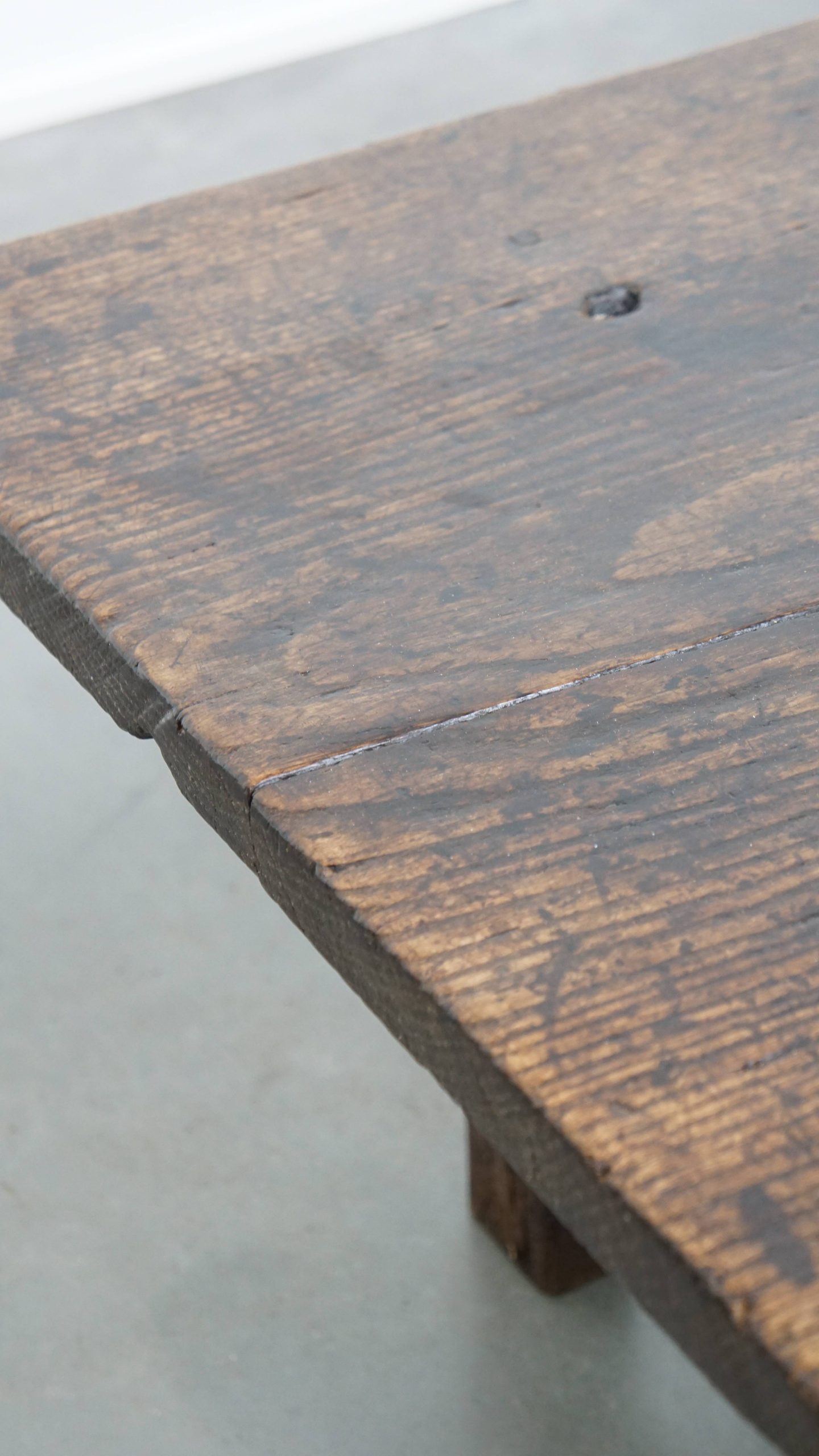 Robuuste en karaktervolle antieke Spaanse salontafel uit de 17e eeuw met twee lades en een prachtig massief blad - Afbeelding 14