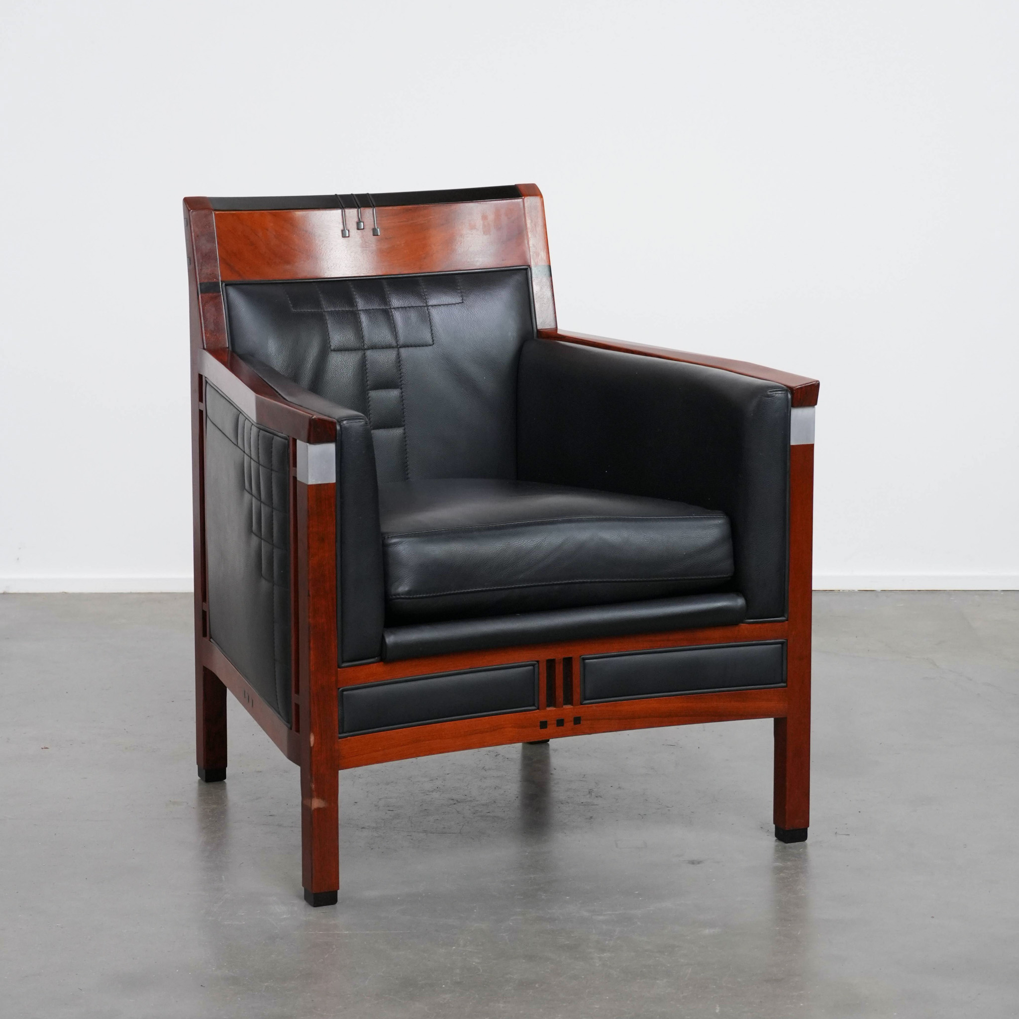 Prachtige Art Deco fauteuil van Schuitema uit de Decoforma serie met sierlijke stiksels