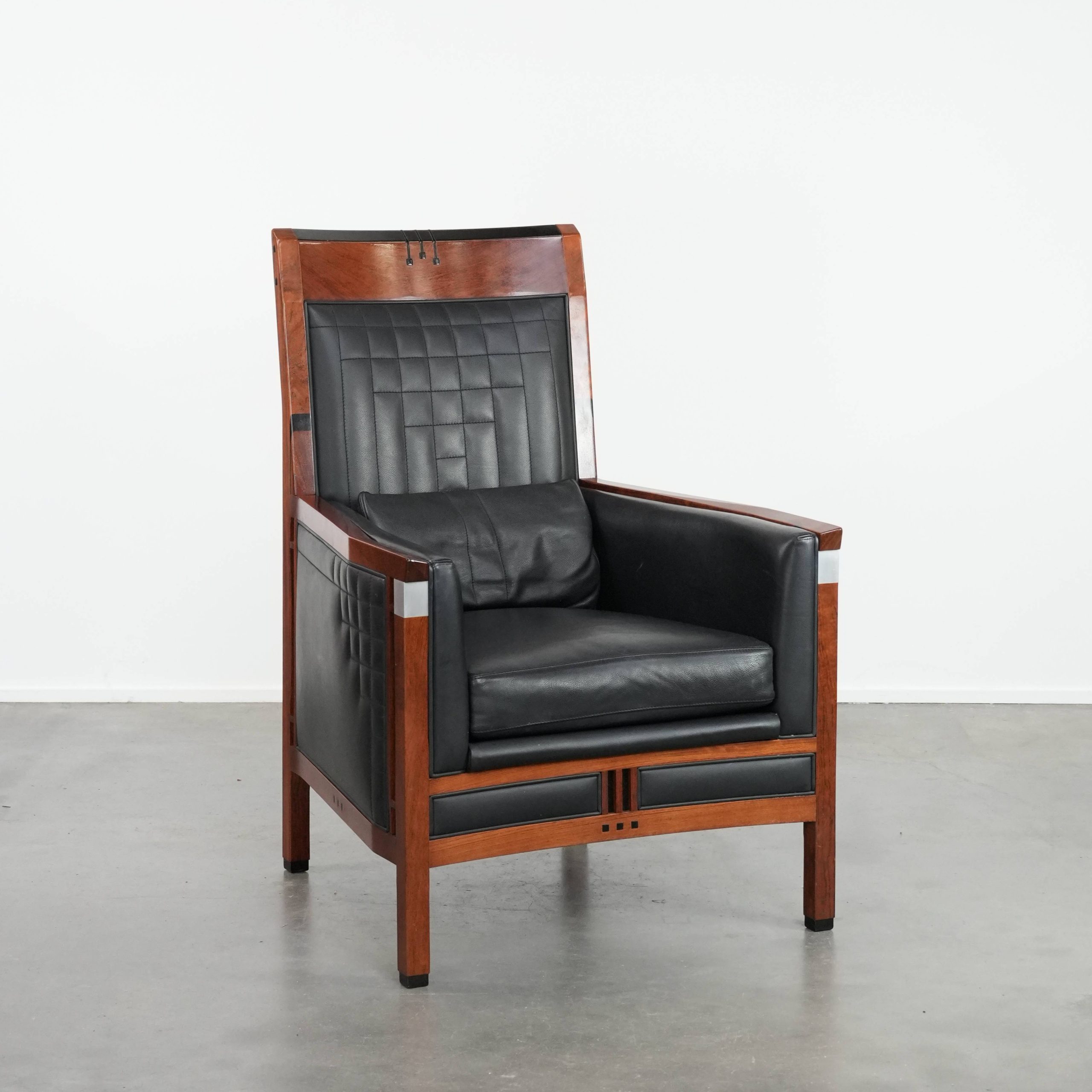 Luxe Schuitema Art Deco design fauteuil met zwart leer uit de Decoforma serie met sierlijke stiksels