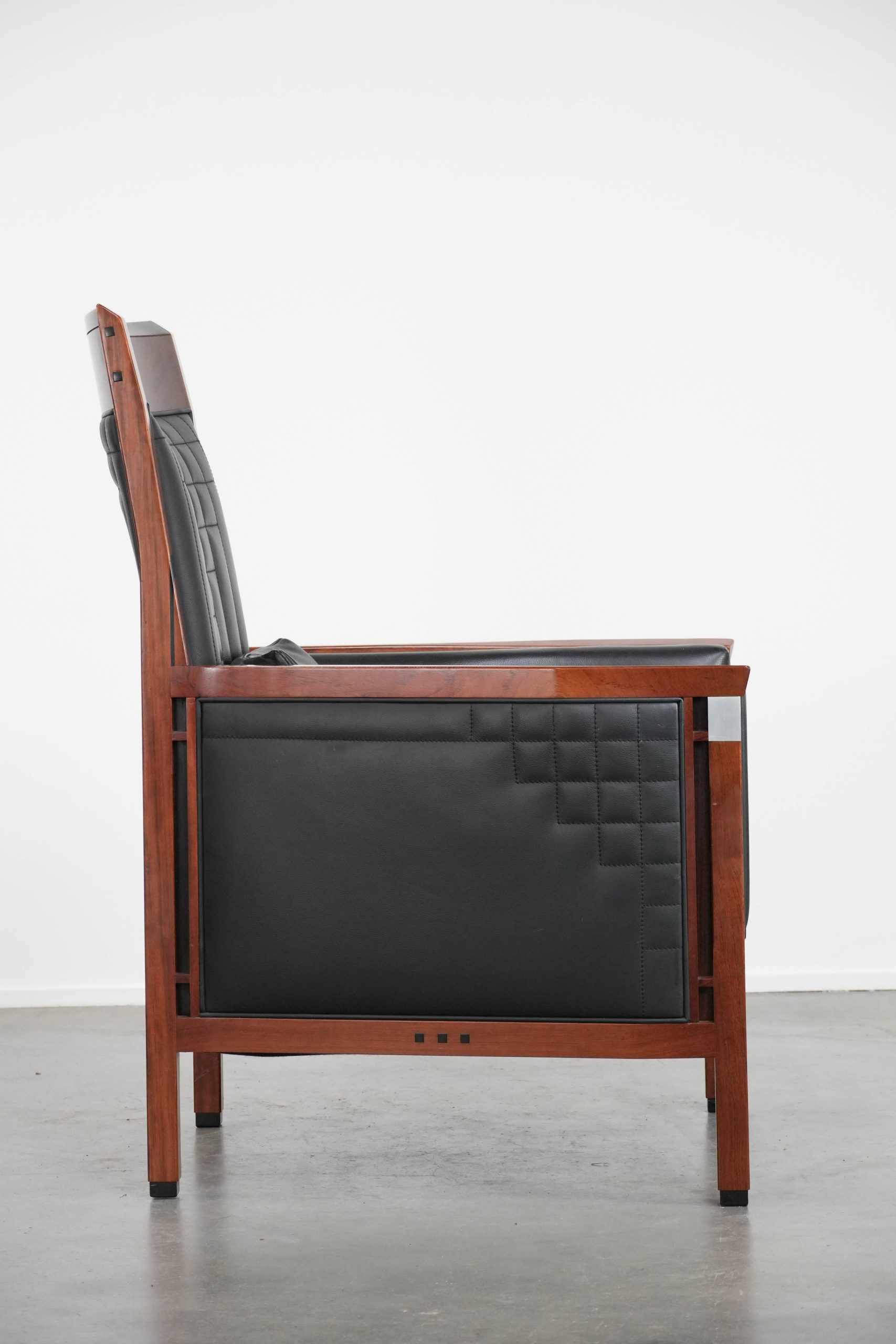 Luxe Schuitema Art Deco design fauteuil met zwart leer uit de Decoforma serie met sierlijke stiksels - Afbeelding 3