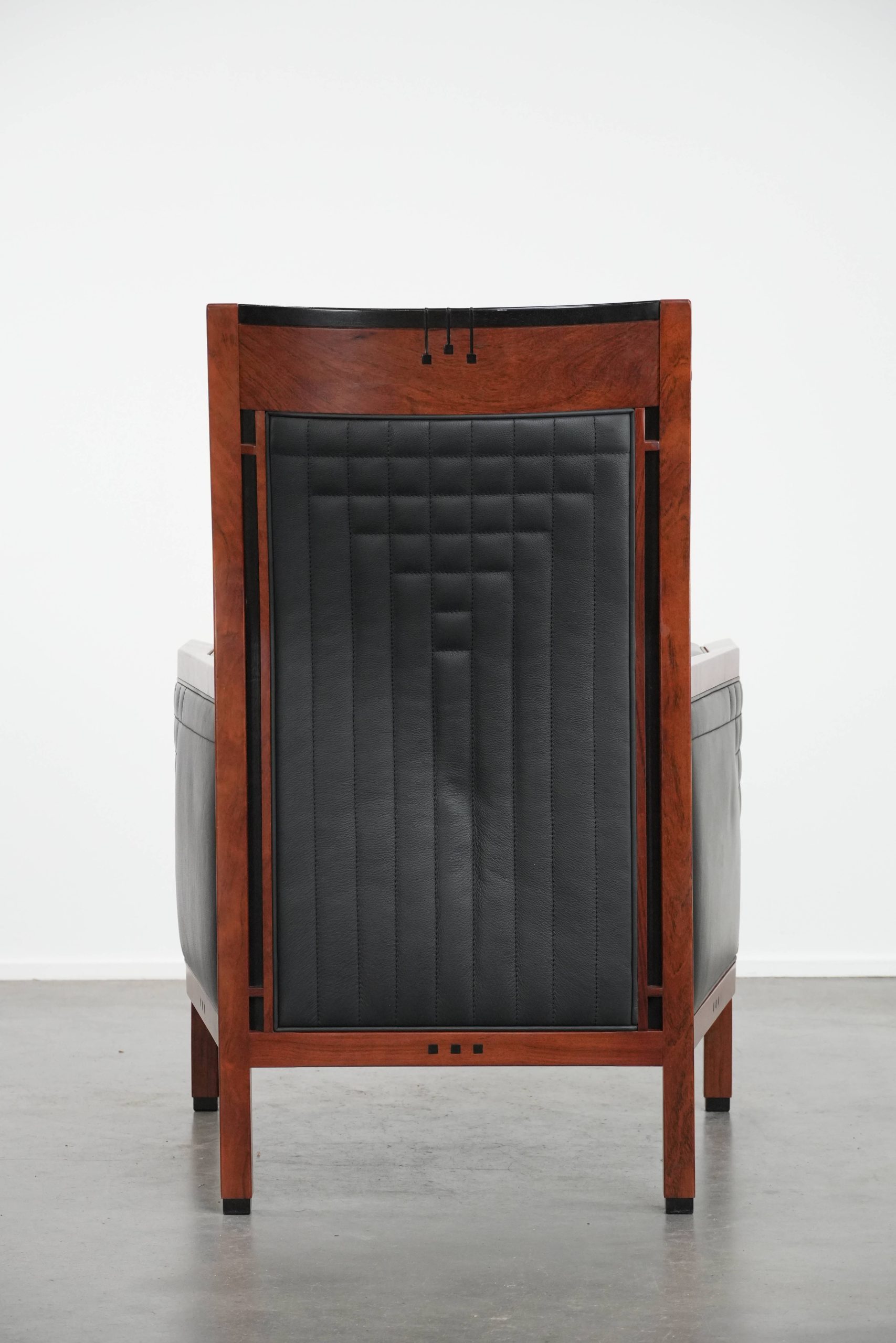 Luxe Schuitema Art Deco design fauteuil met zwart leer uit de Decoforma serie met sierlijke stiksels - Afbeelding 4