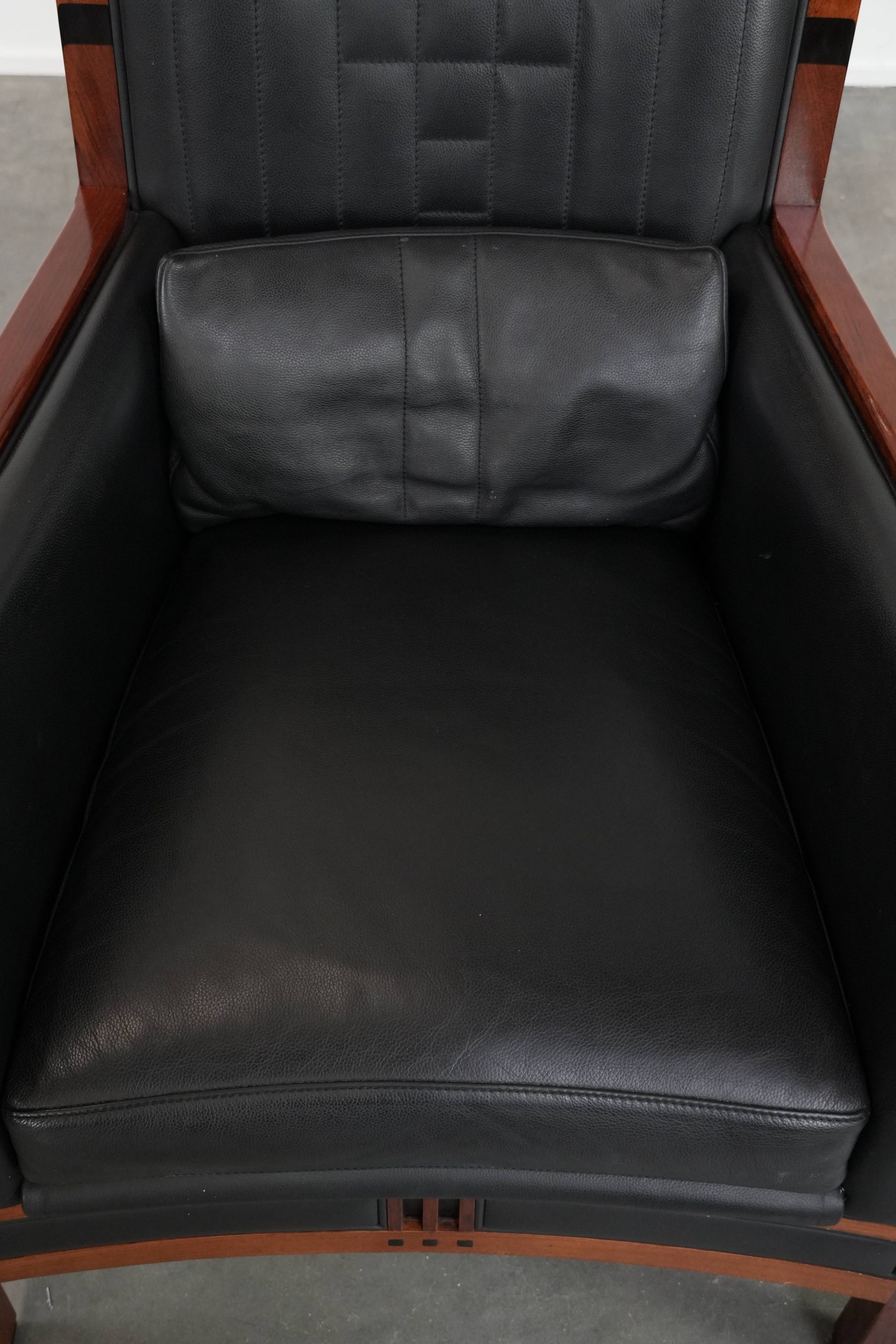 Luxe Schuitema Art Deco design fauteuil met zwart leer uit de Decoforma serie met sierlijke stiksels - Afbeelding 6