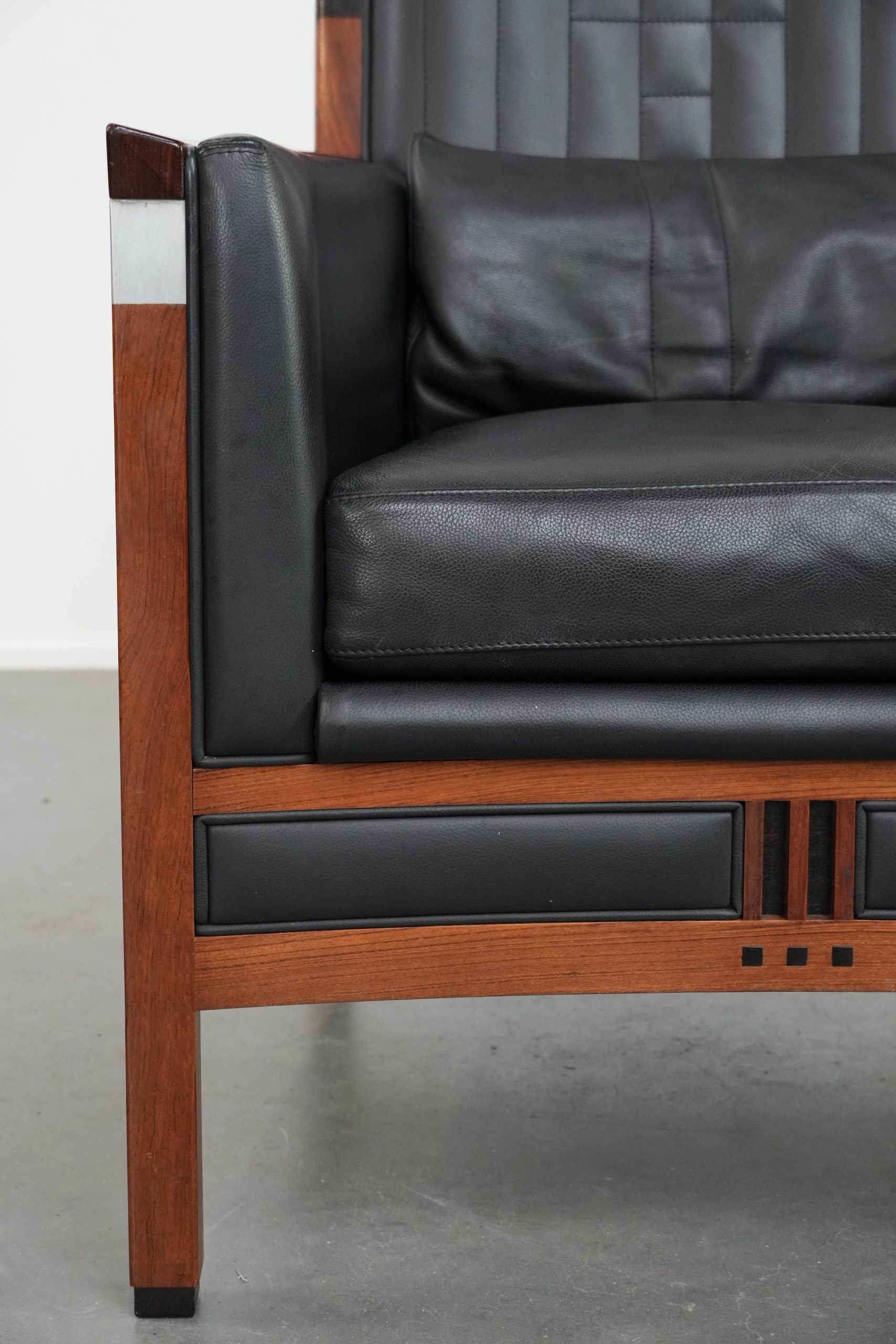 Luxe Schuitema Art Deco design fauteuil met zwart leer uit de Decoforma serie met sierlijke stiksels - Afbeelding 9