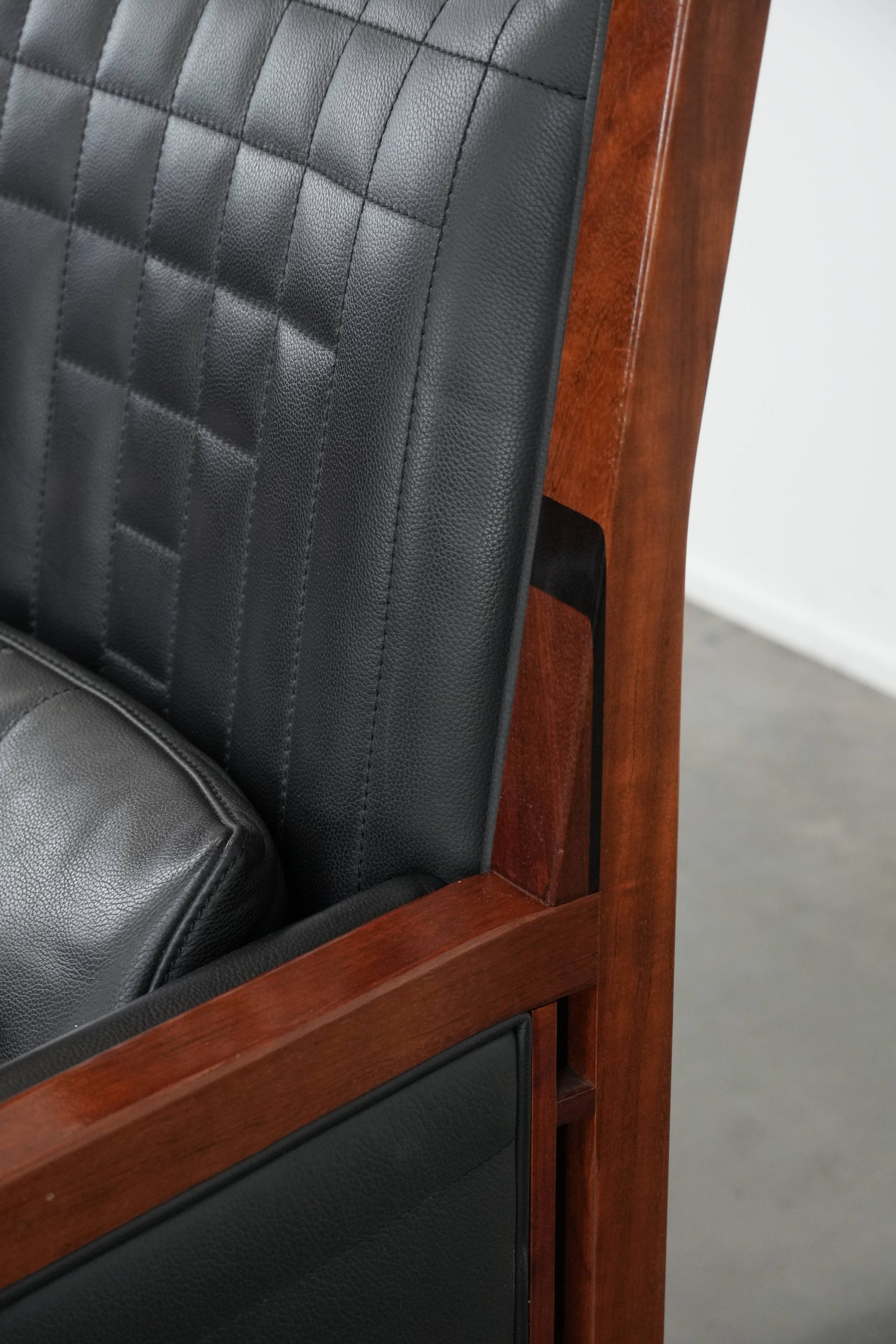 Luxe Schuitema Art Deco design fauteuil met zwart leer uit de Decoforma serie met sierlijke stiksels - Afbeelding 12