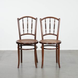 Leuke set van 2 houten vintage bistro stoelen Jacob & Josef Kohn Wien met een rieten zitting