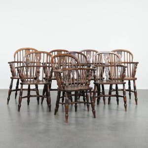 Antieke set van 8 zeer mooie Engelse Windsor stoelen/ armchairs met een prachtige kleurstelling en een mooi patina