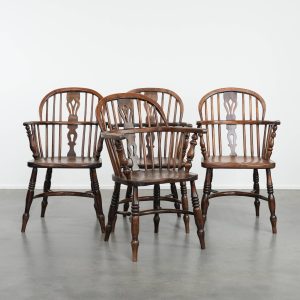 Antieke set van 4 Engelse Windsor lowback stoelen met karakter, prachtige kleurstelling en een mooi patina