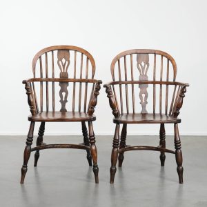 Engelse antieke set van 2 Windsor stoelen met karakter een prachtige kleurstelling en een mooi patina