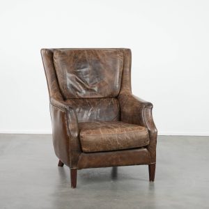 Karaktervolle en zeer comfortabele vintage rundleren fauteuil met prachtige en sprekende kleuren