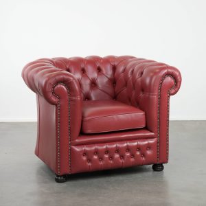 Geweldige Engelse rundleren chesterfield fauteuil in een waanzinnige rode kleur